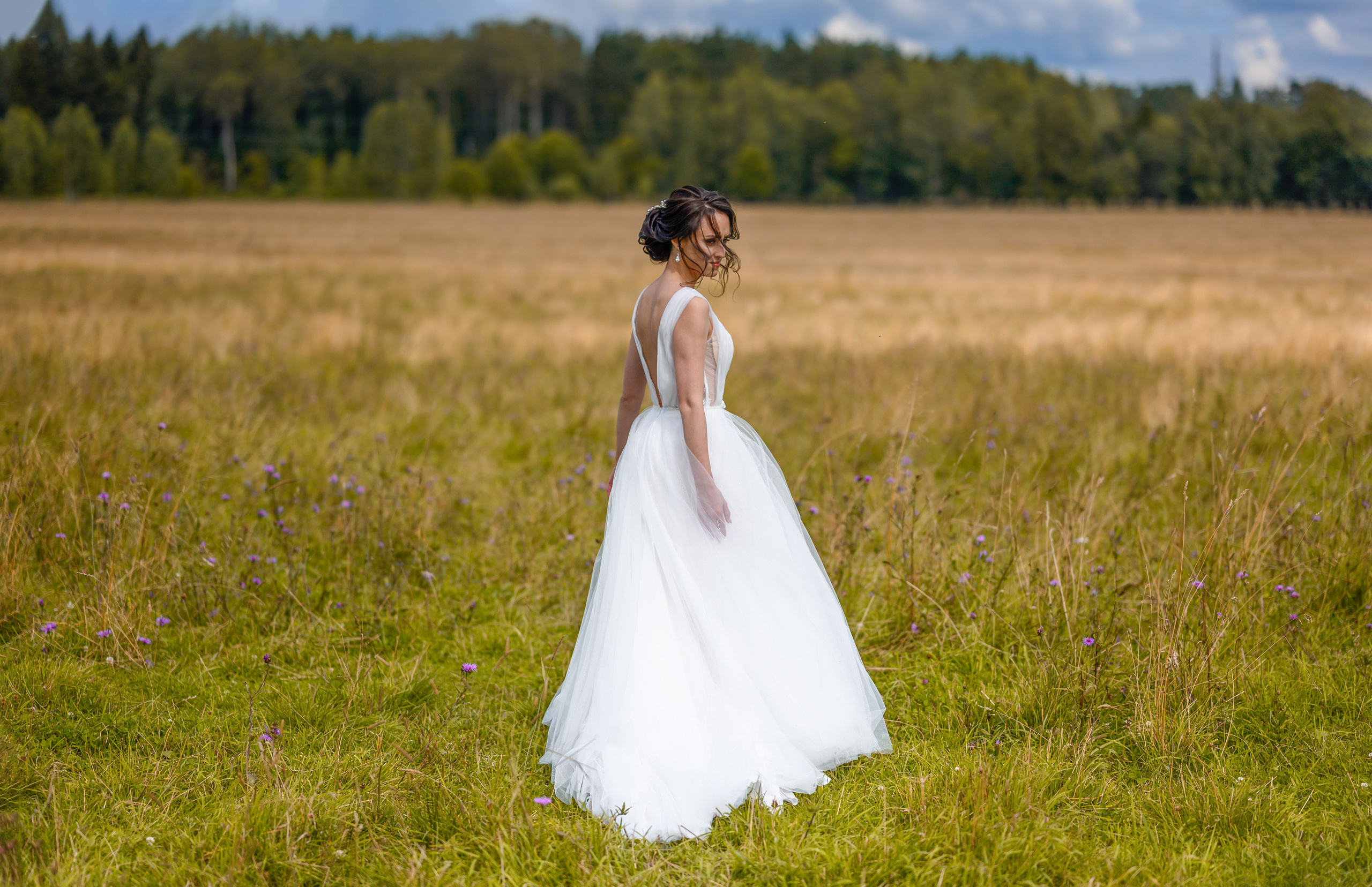 Прогулка в поле, свадьба в поле, прогулка лошади. Семейный и контент фотограф в Москве Alira