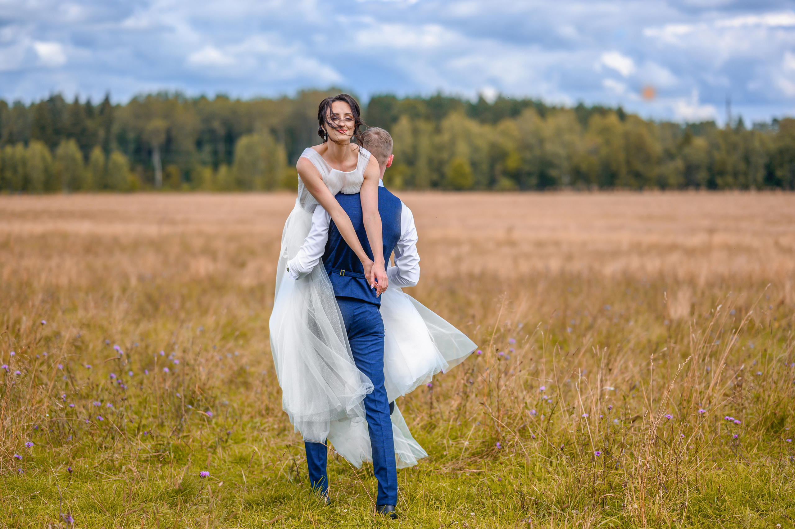 Прогулка в поле, свадьба в поле, прогулка лошади. Семейный и контент фотограф в Москве Alira