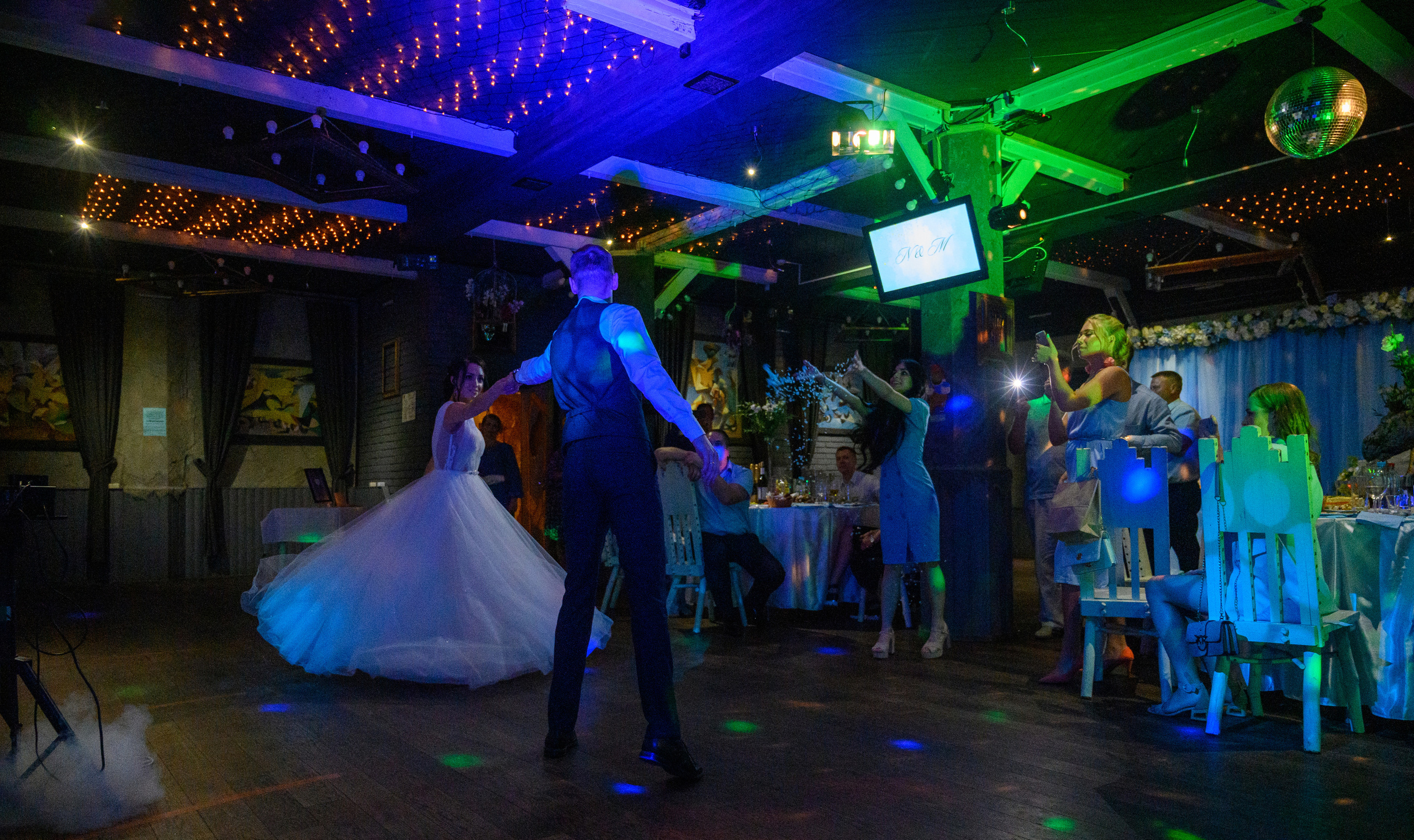 Прогулка в поле, свадьба в поле, прогулка лошади. Семейный и контент фотограф в Москве Alira