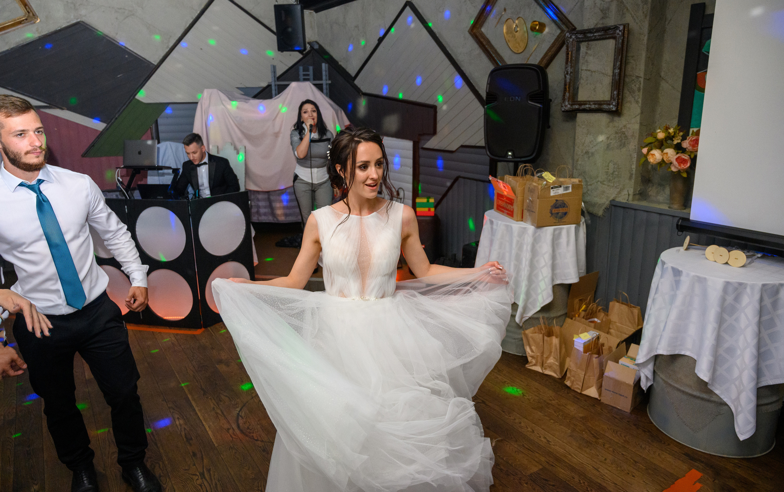 Прогулка в поле, свадьба в поле, прогулка лошади. Семейный и контент фотограф в Москве Alira