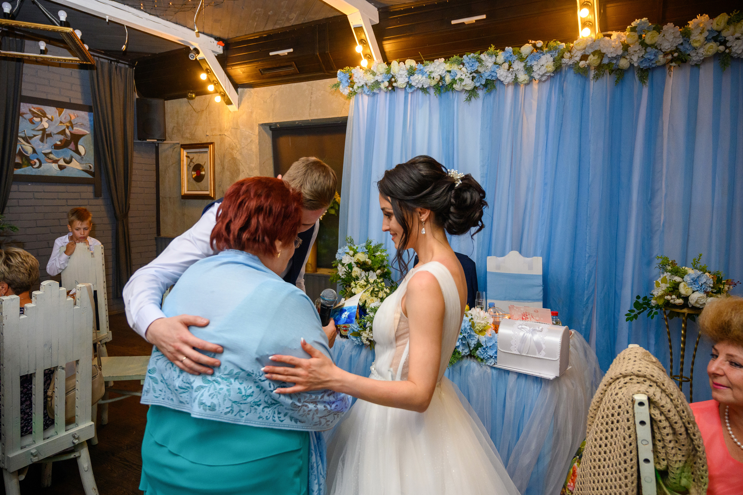 Прогулка в поле, свадьба в поле, прогулка лошади. Семейный и контент фотограф в Москве Alira