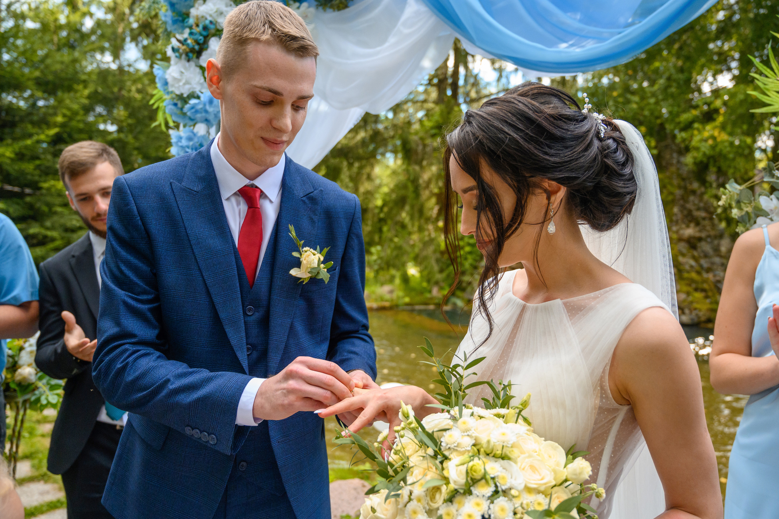 Прогулка в поле, свадьба в поле, прогулка лошади. Семейный и контент фотограф в Москве Alira