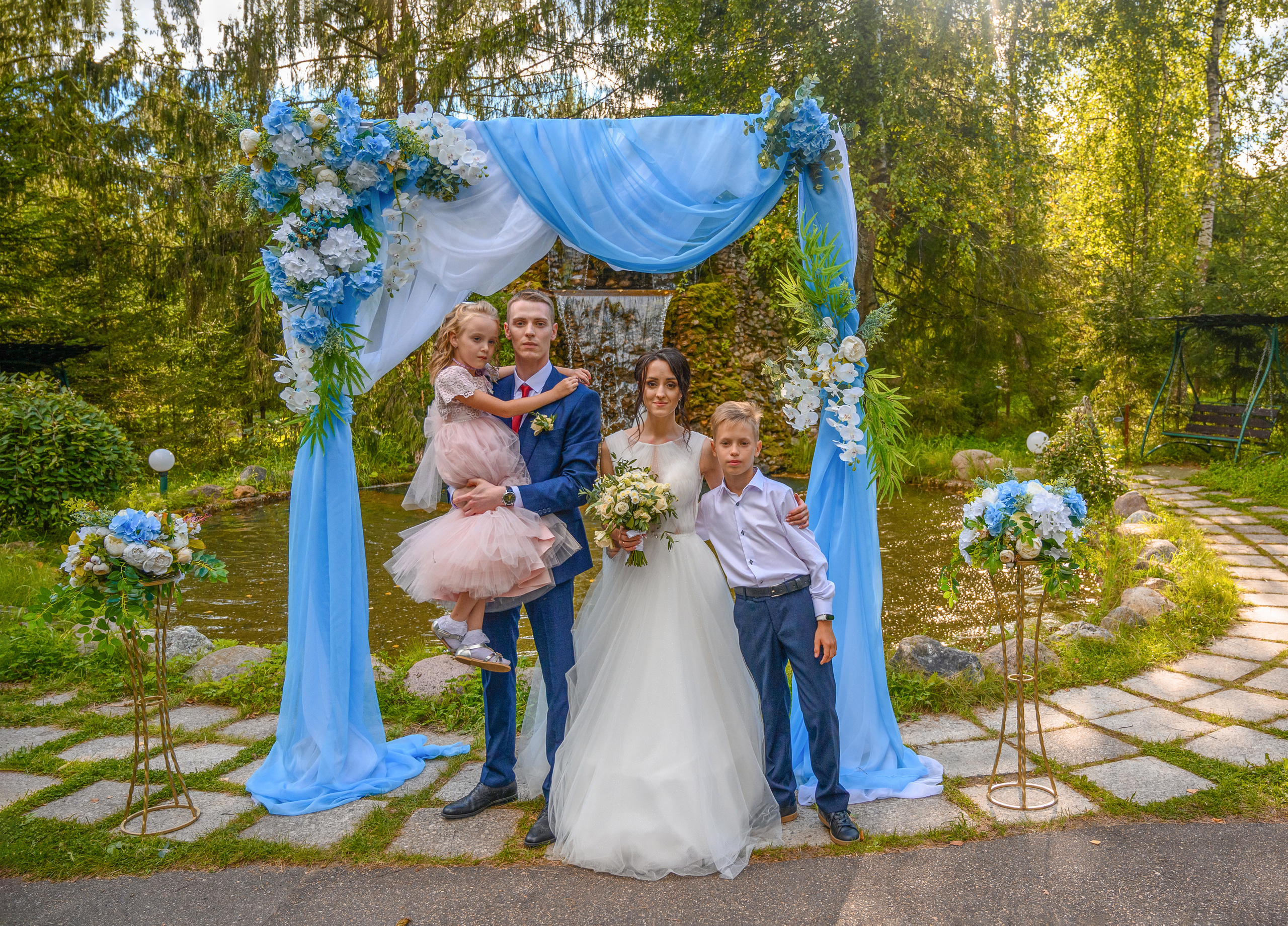 Прогулка в поле, свадьба в поле, прогулка лошади. Семейный и контент фотограф в Москве Alira