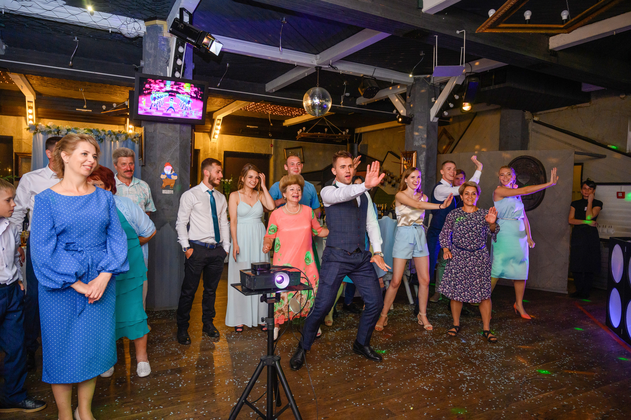 Прогулка в поле, свадьба в поле, прогулка лошади. Семейный и контент фотограф в Москве Alira