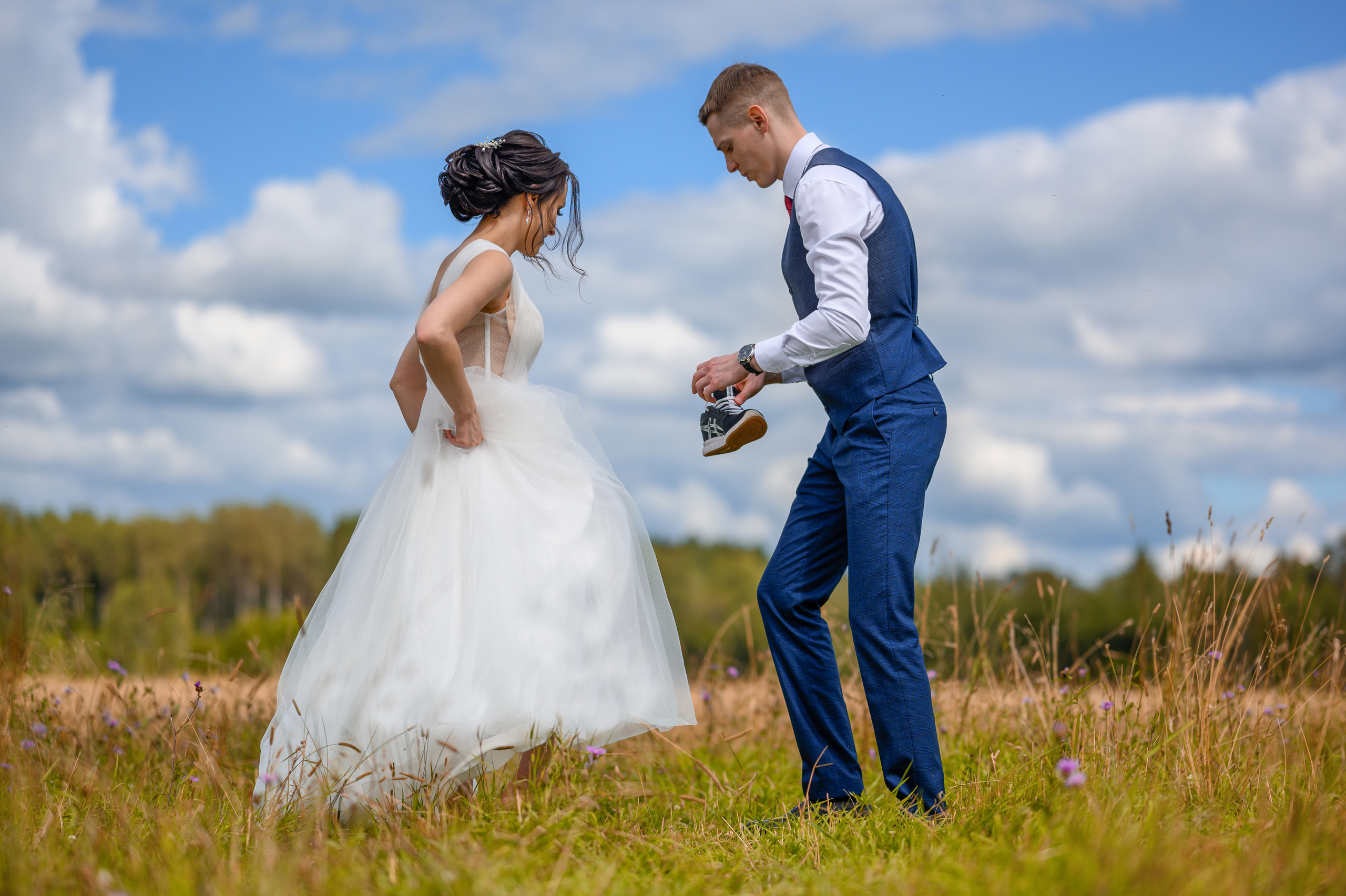 Прогулка в поле, свадьба в поле, прогулка лошади. Семейный и контент фотограф в Москве Alira