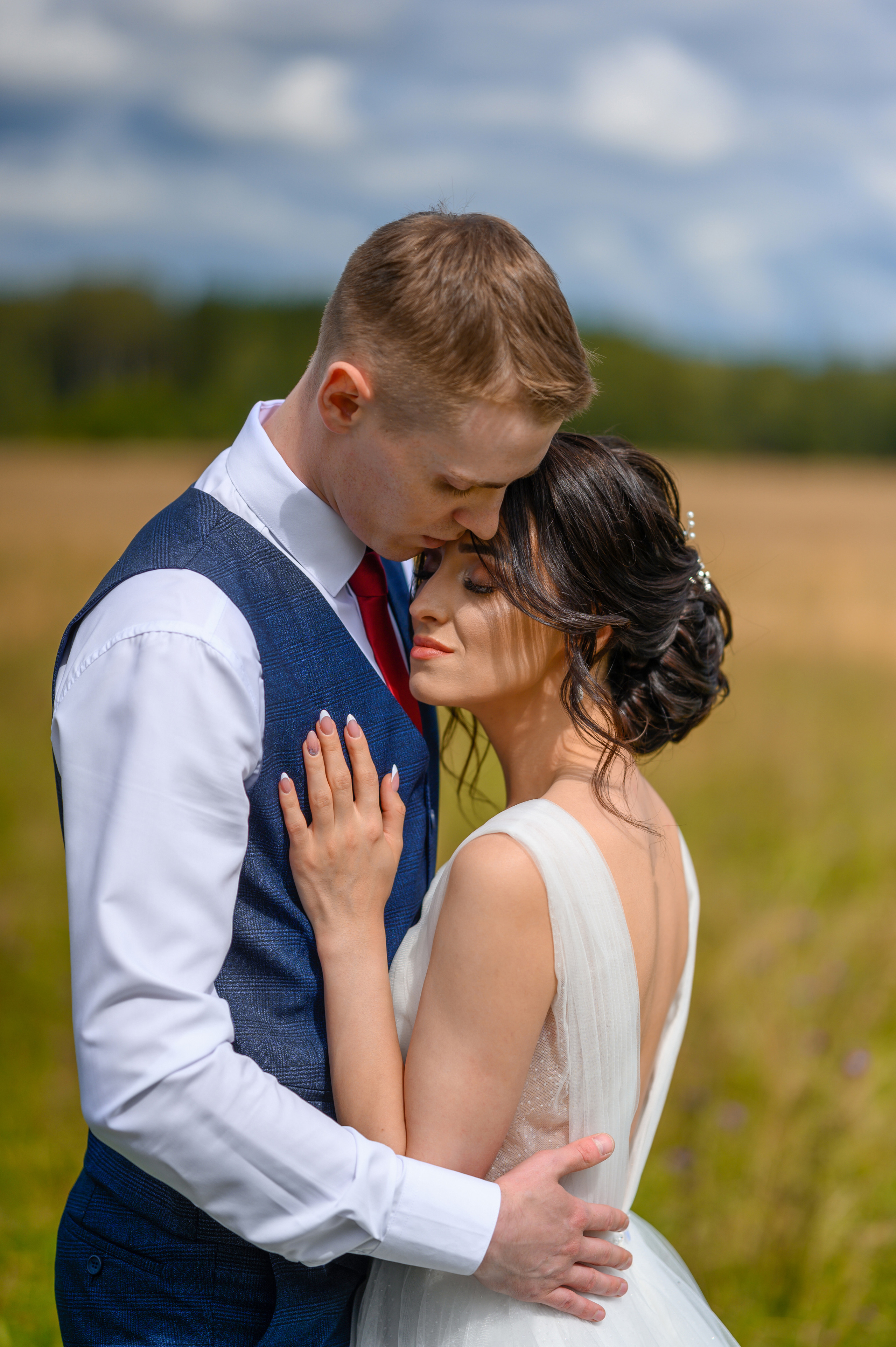 Прогулка в поле, свадьба в поле, прогулка лошади. Семейный и контент фотограф в Москве Alira