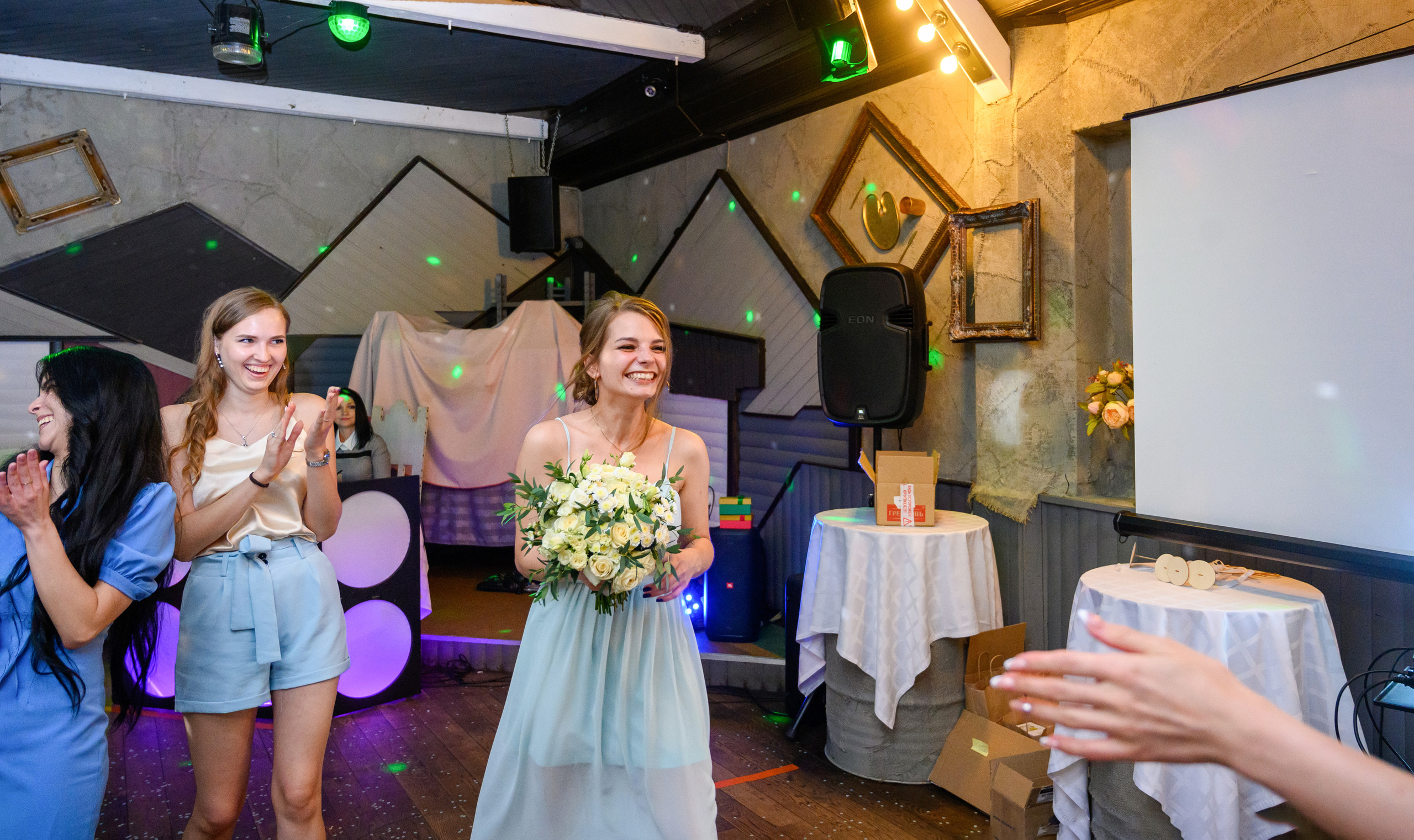 Прогулка в поле, свадьба в поле, прогулка лошади. Семейный и контент фотограф в Москве Alira