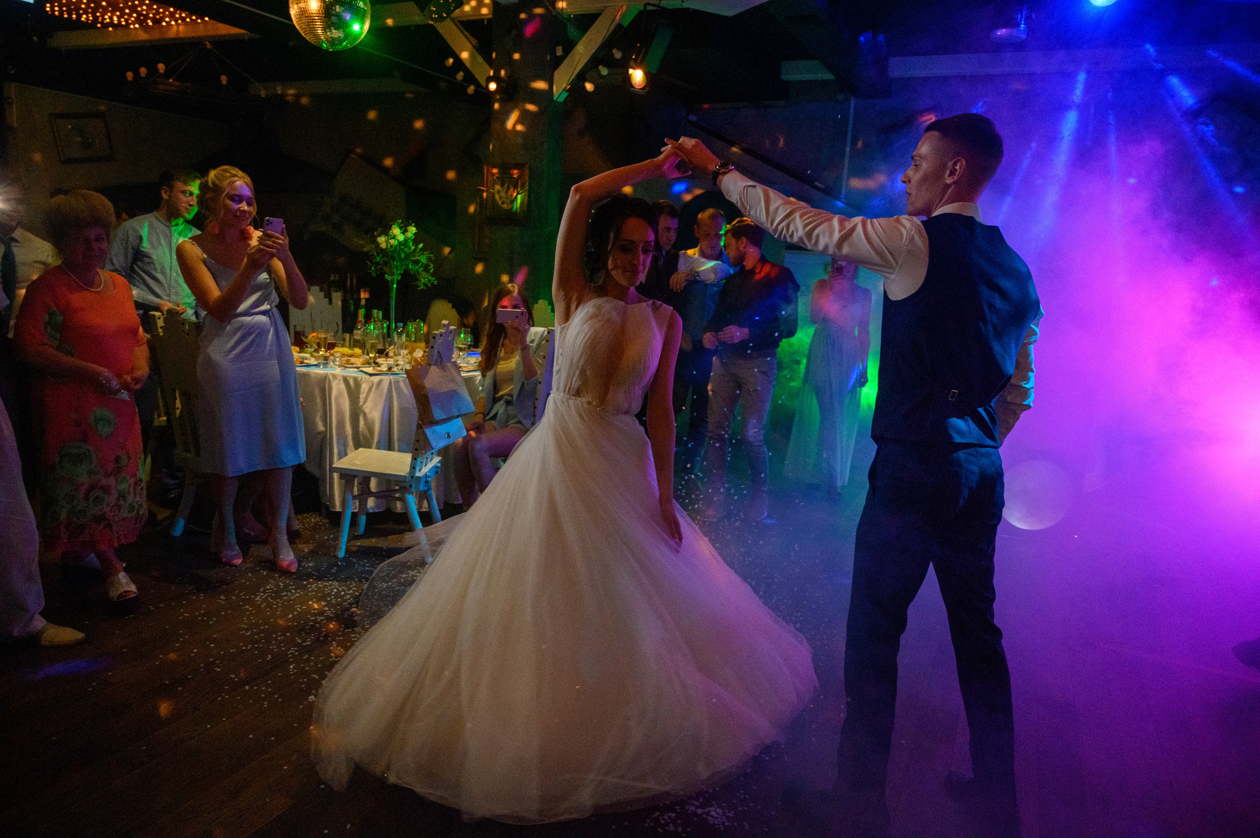 Прогулка в поле, свадьба в поле, прогулка лошади. Семейный и контент фотограф в Москве Alira