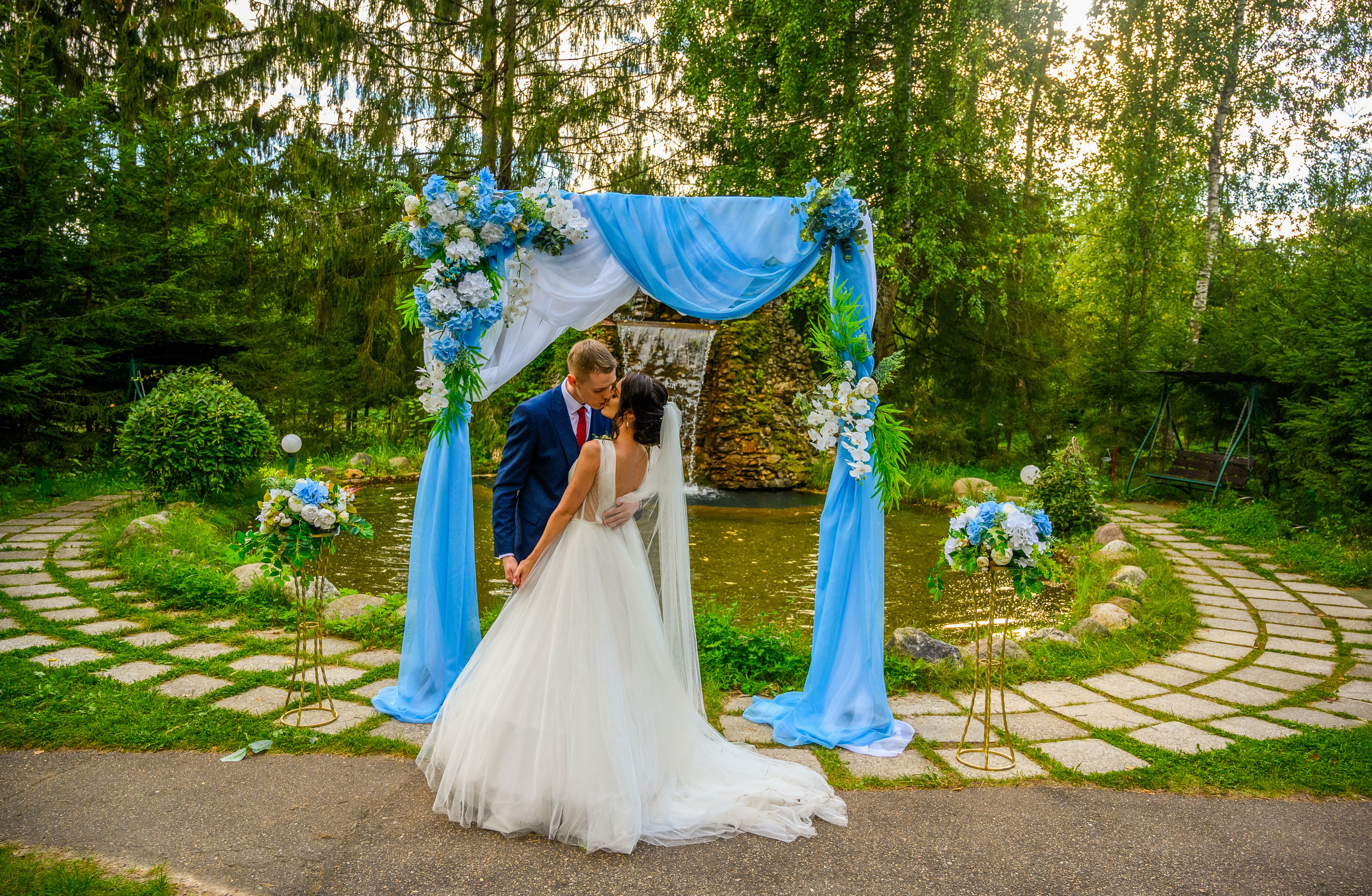 Прогулка в поле, свадьба в поле, прогулка лошади. Семейный и контент фотограф в Москве Alira