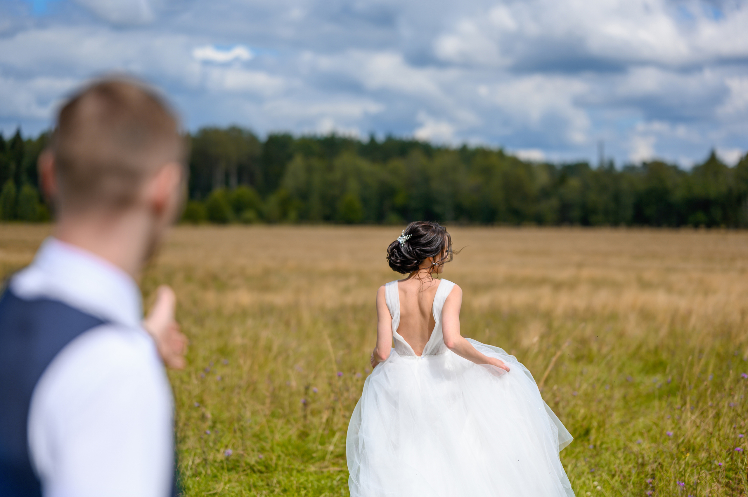 Прогулка в поле, свадьба в поле, прогулка лошади. Семейный и контент фотограф в Москве Alira