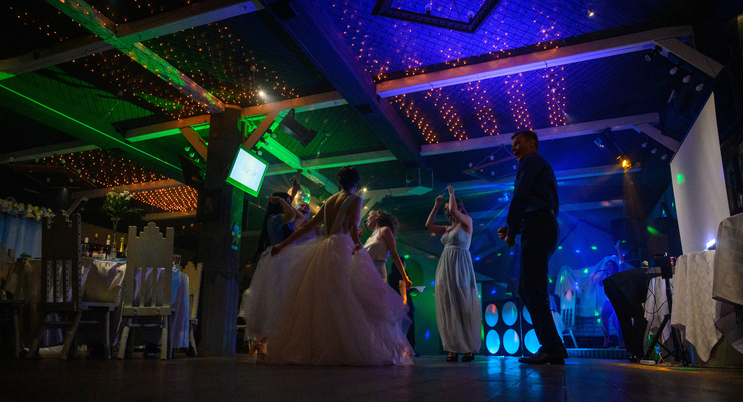 Прогулка в поле, свадьба в поле, прогулка лошади. Семейный и контент фотограф в Москве Alira