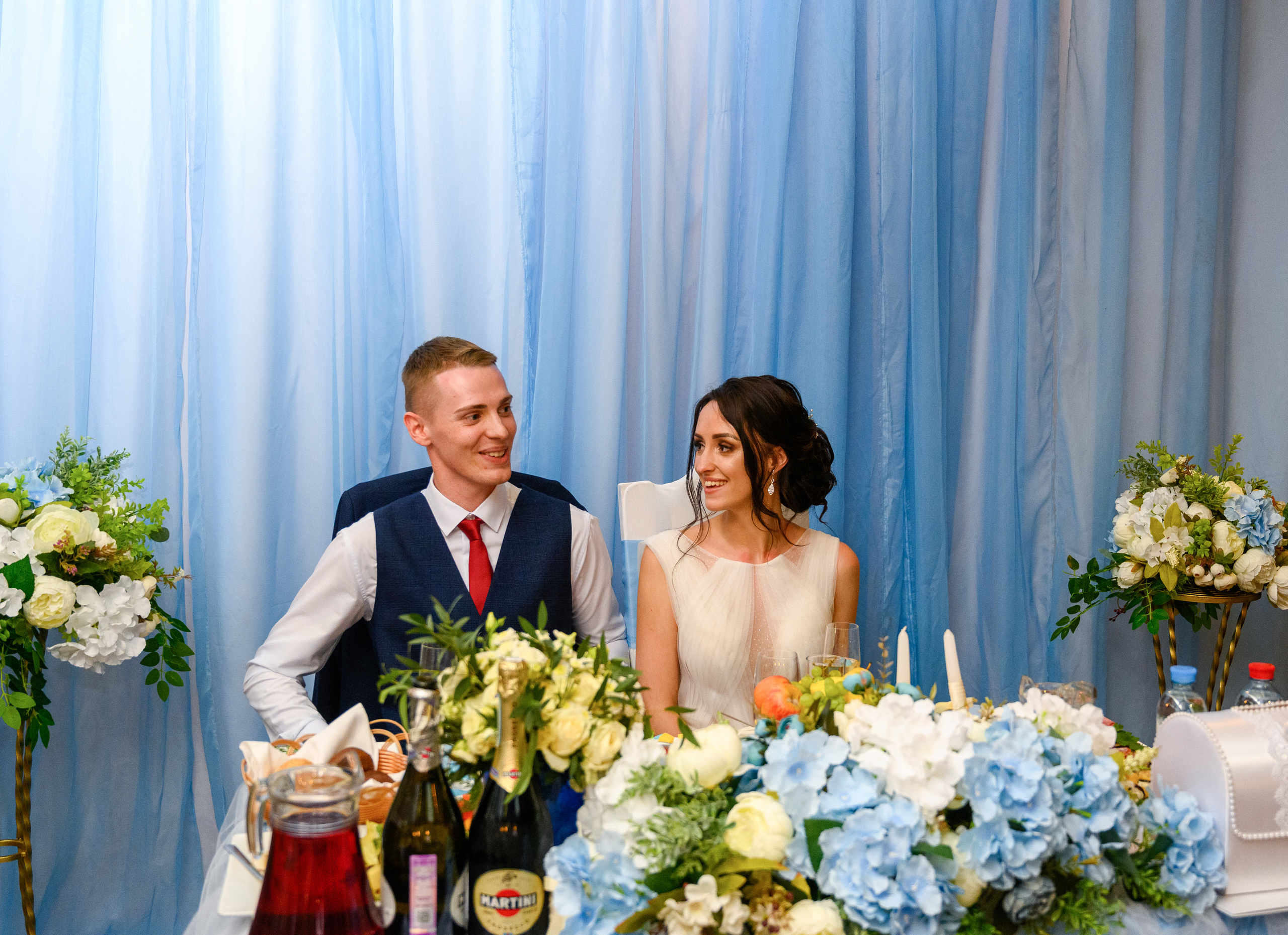 Прогулка в поле, свадьба в поле, прогулка лошади. Семейный и контент фотограф в Москве Alira