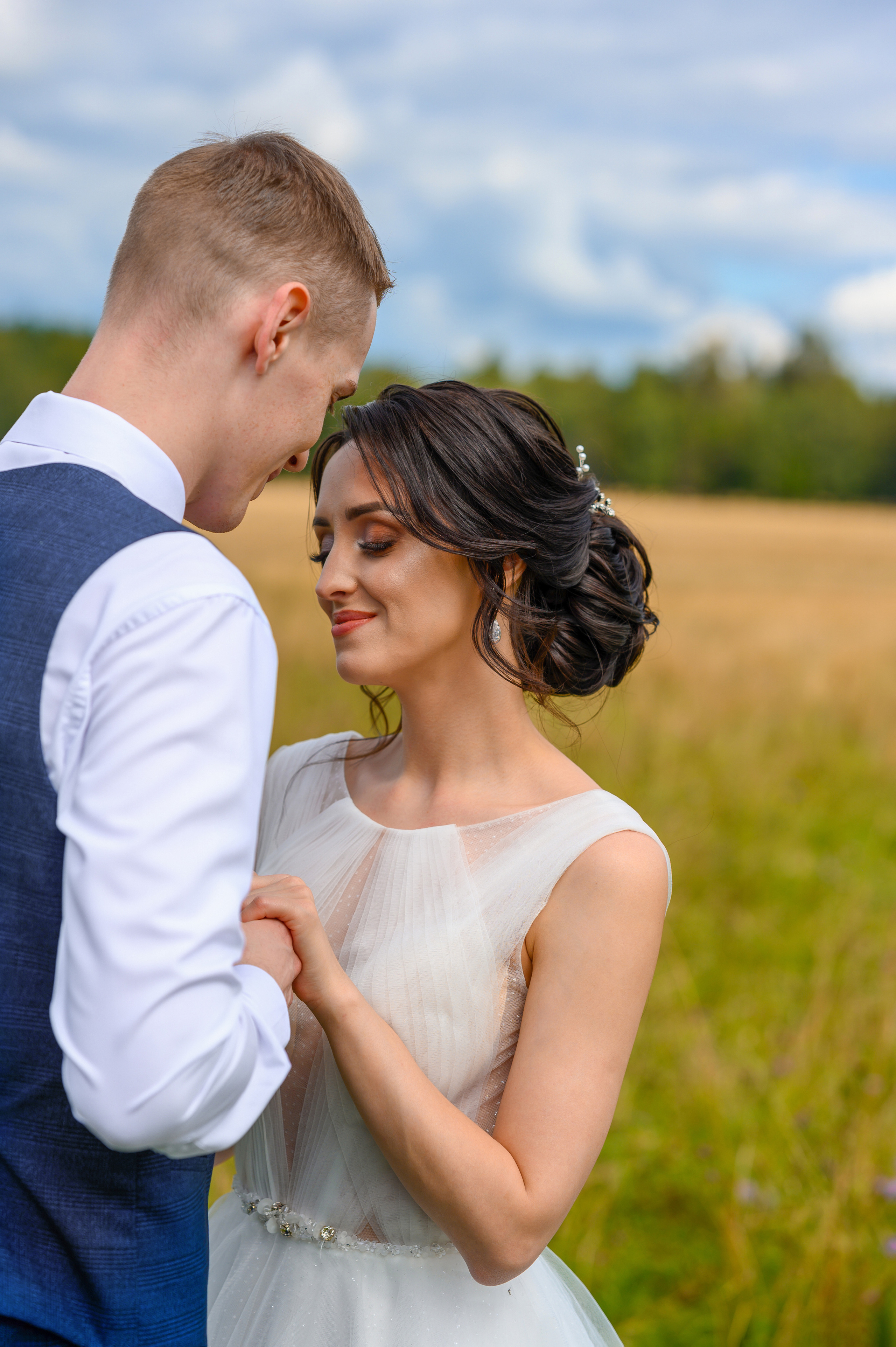 Прогулка в поле, свадьба в поле, прогулка лошади. Семейный и контент фотограф в Москве Alira
