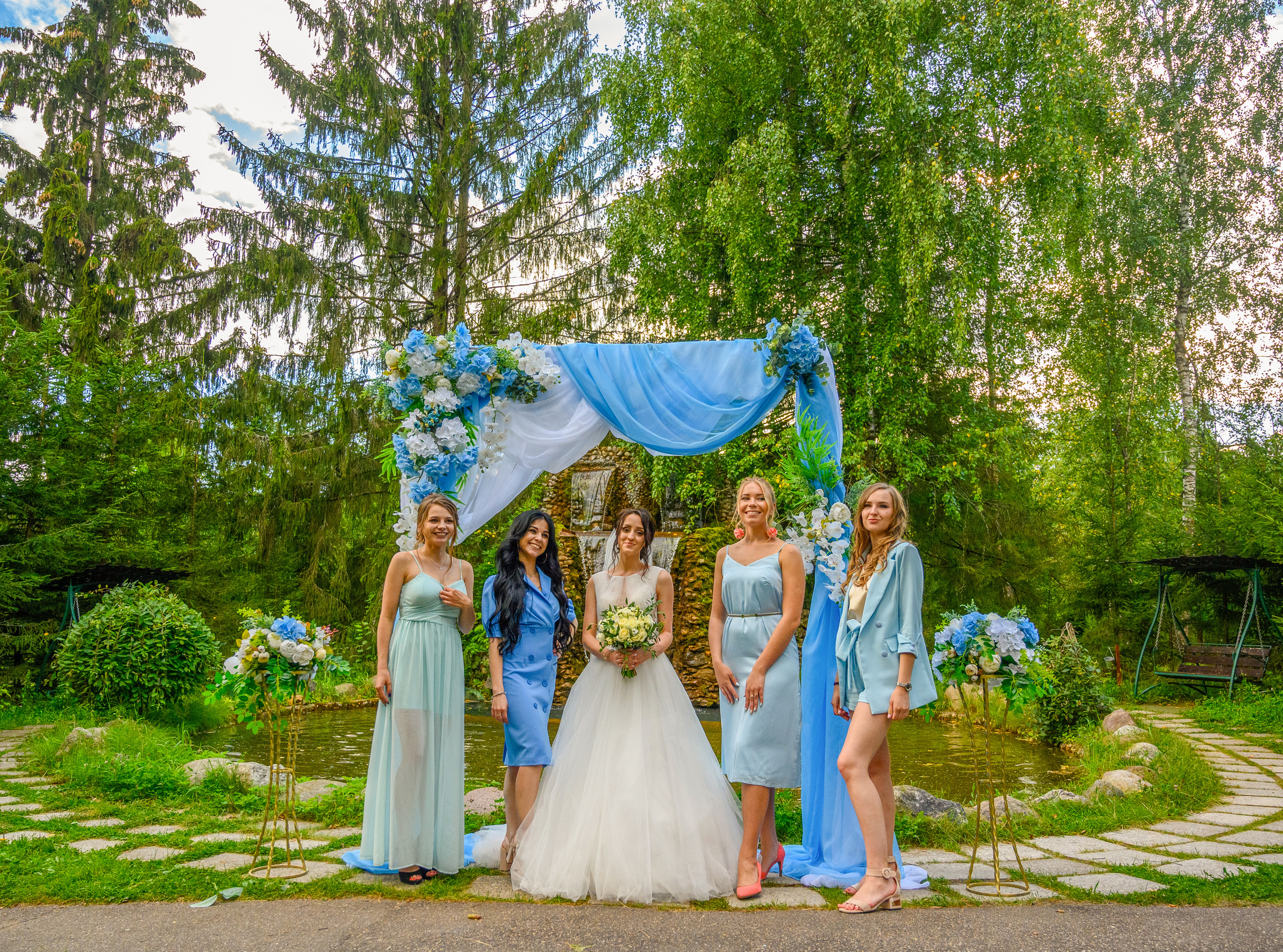 Прогулка в поле, свадьба в поле, прогулка лошади. Семейный и контент фотограф в Москве Alira