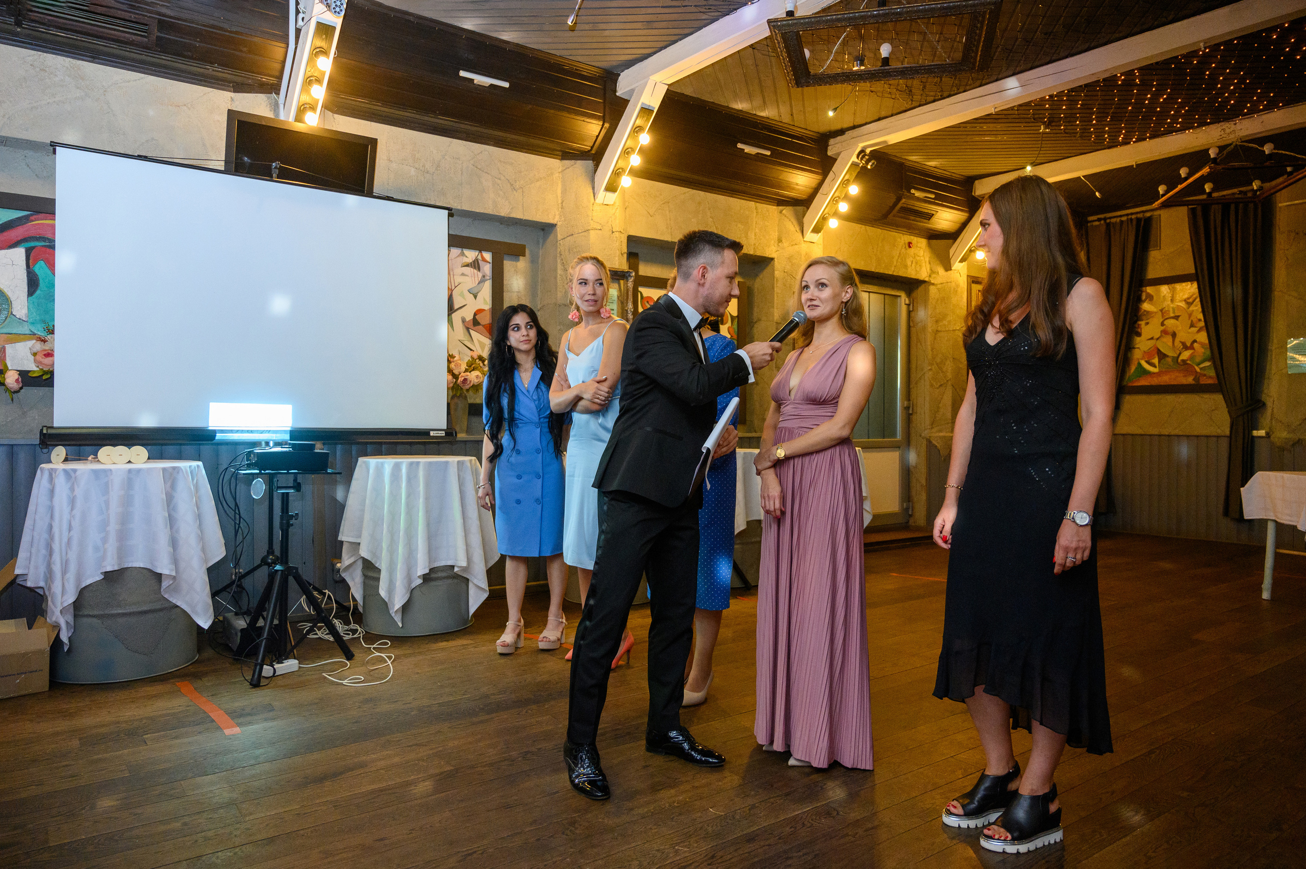 Прогулка в поле, свадьба в поле, прогулка лошади. Семейный и контент фотограф в Москве Alira