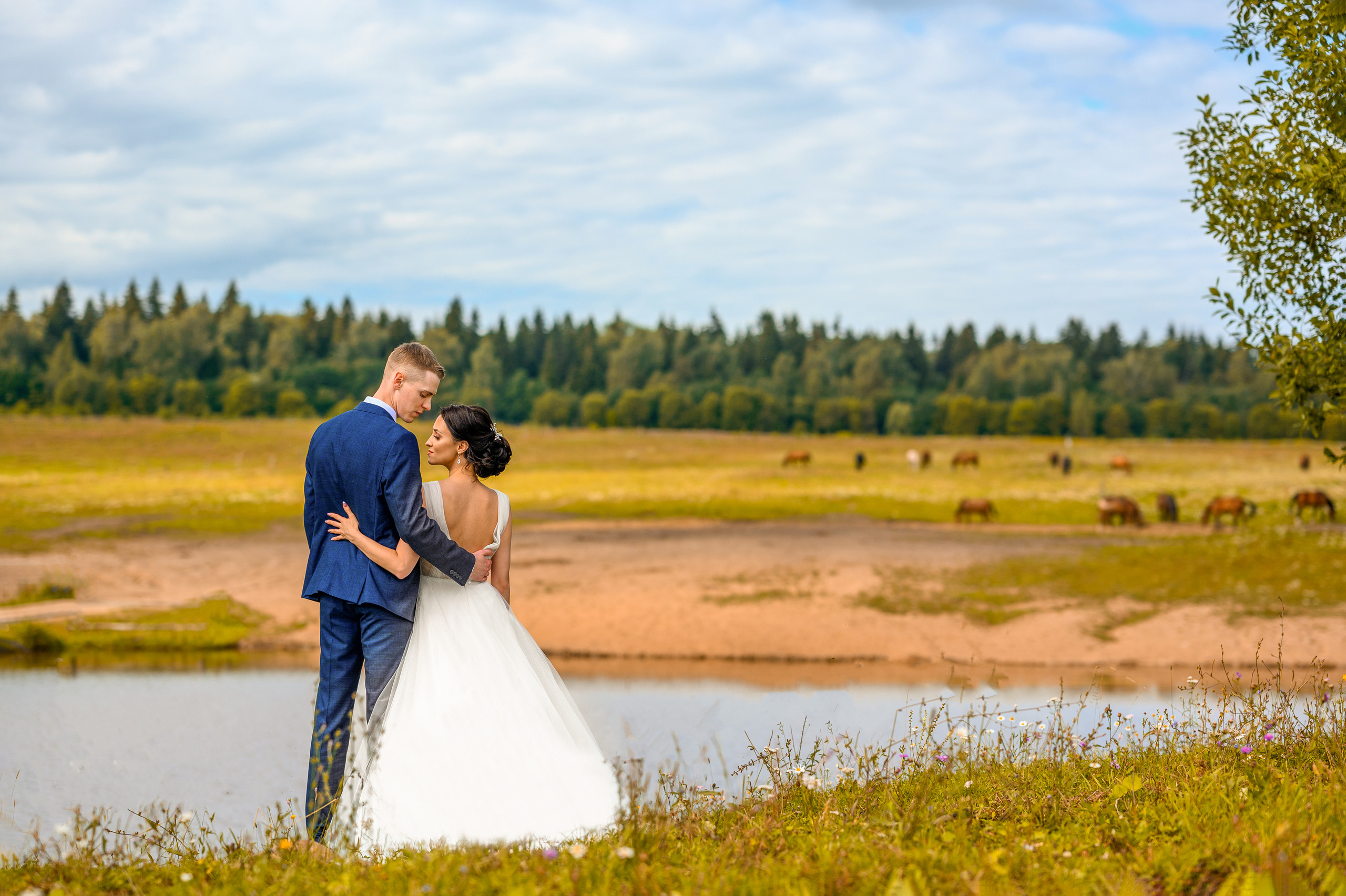 Прогулка в поле, свадьба в поле, прогулка лошади. Семейный и контент фотограф в Москве Alira