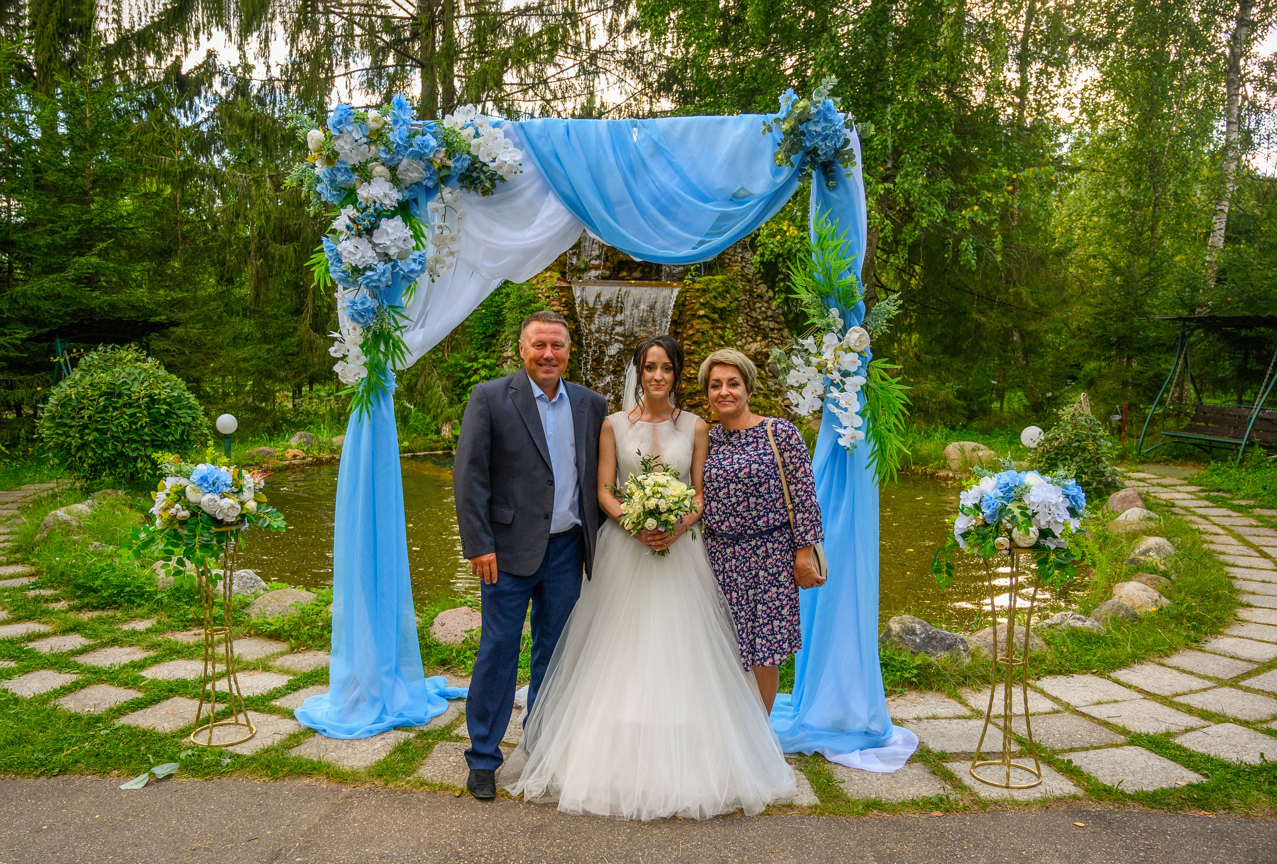 Прогулка в поле, свадьба в поле, прогулка лошади. Семейный и контент фотограф в Москве Alira