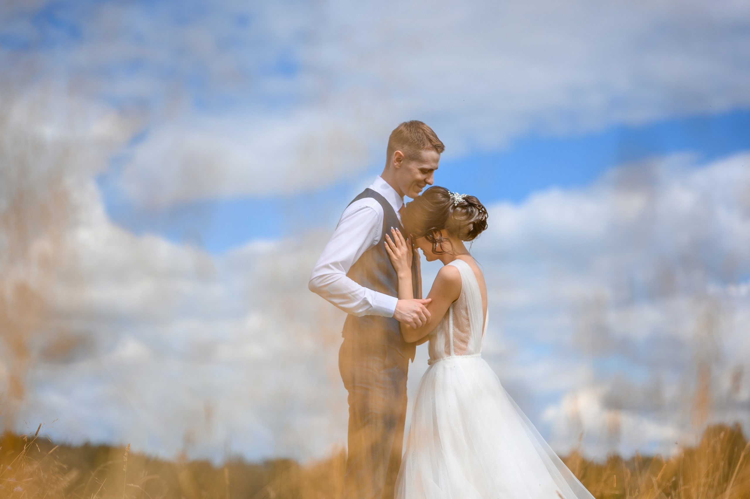 Прогулка в поле, свадьба в поле, прогулка лошади. Семейный и контент фотограф в Москве Alira