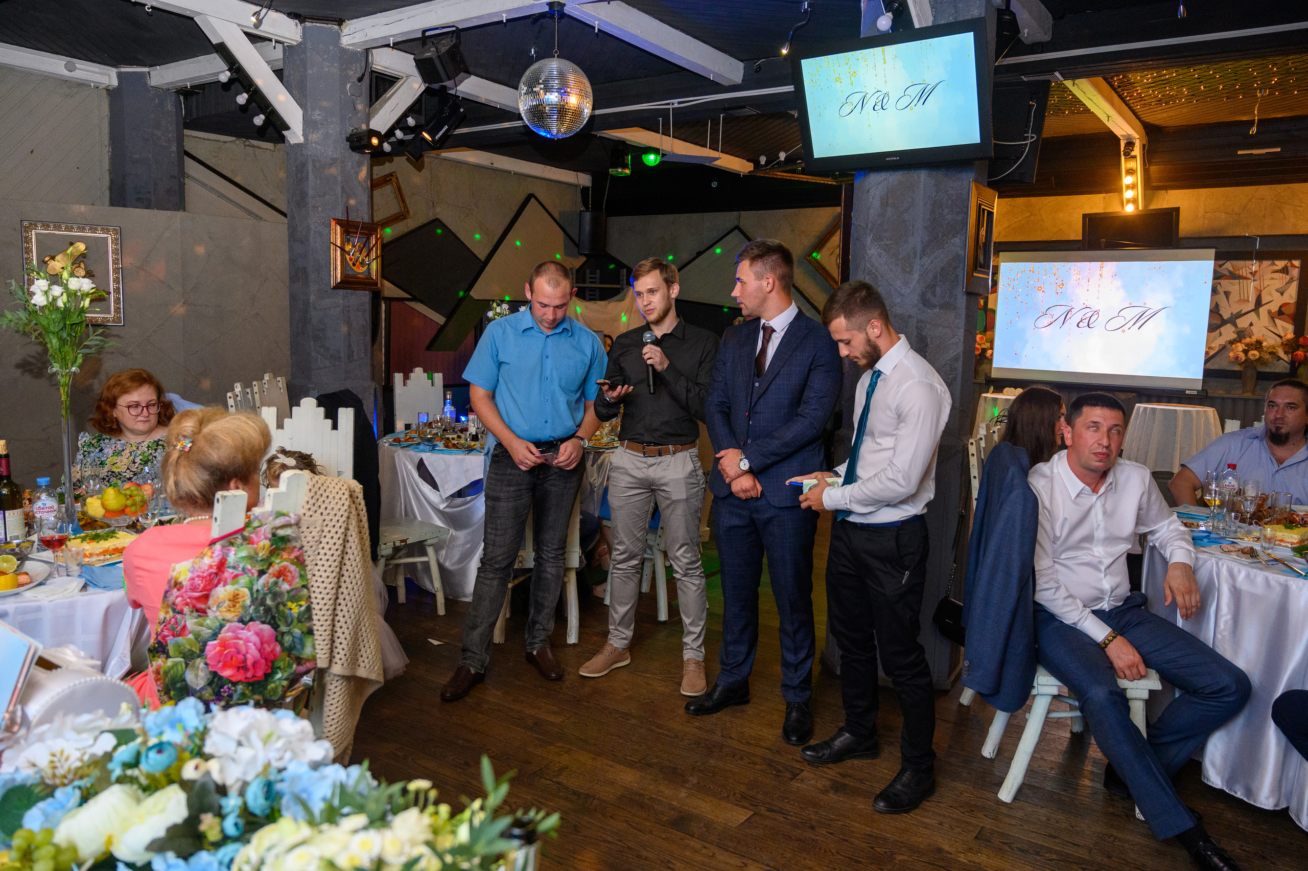 Прогулка в поле, свадьба в поле, прогулка лошади. Семейный и контент фотограф в Москве Alira