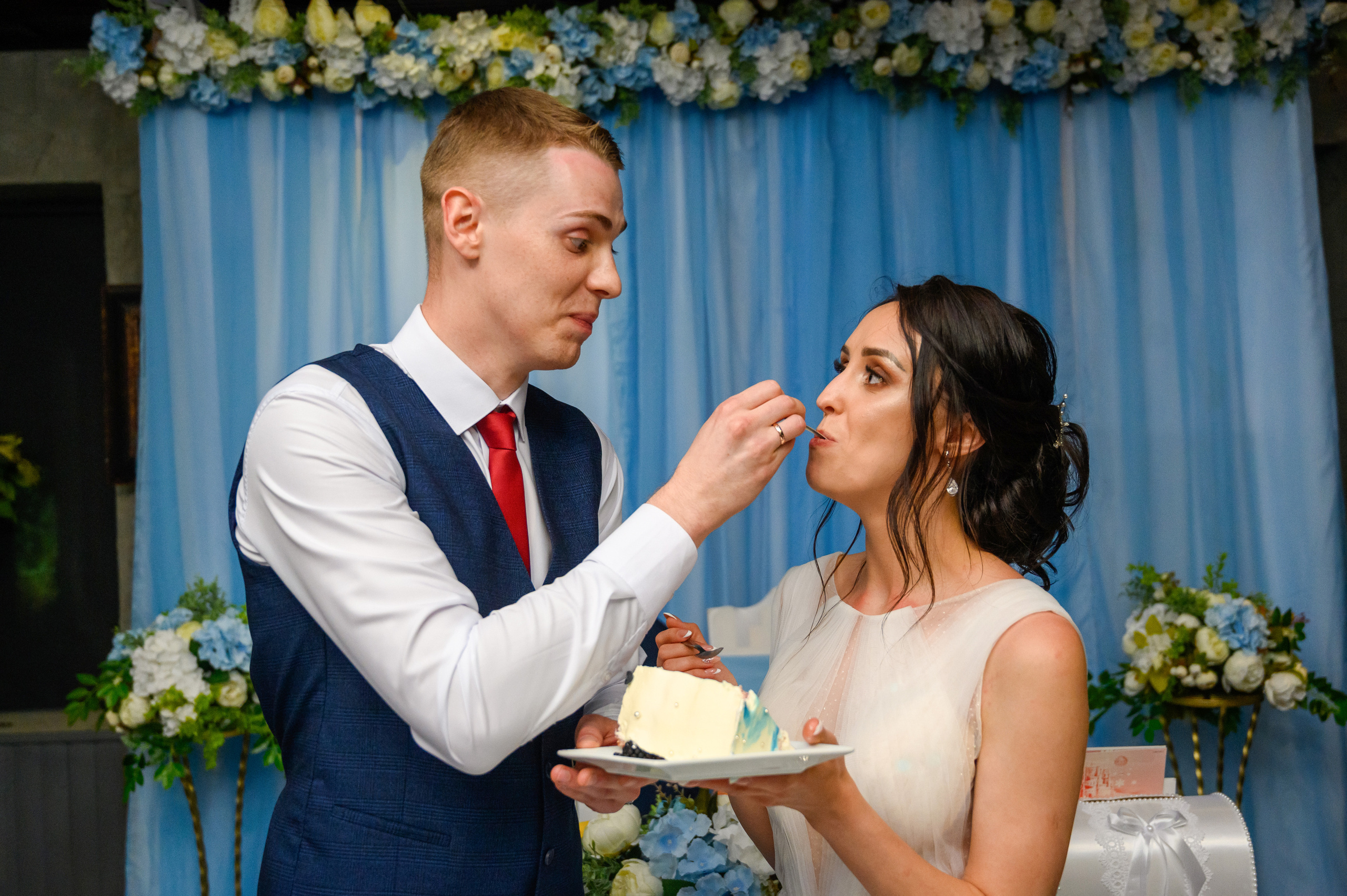 Прогулка в поле, свадьба в поле, прогулка лошади. Семейный и контент фотограф в Москве Alira
