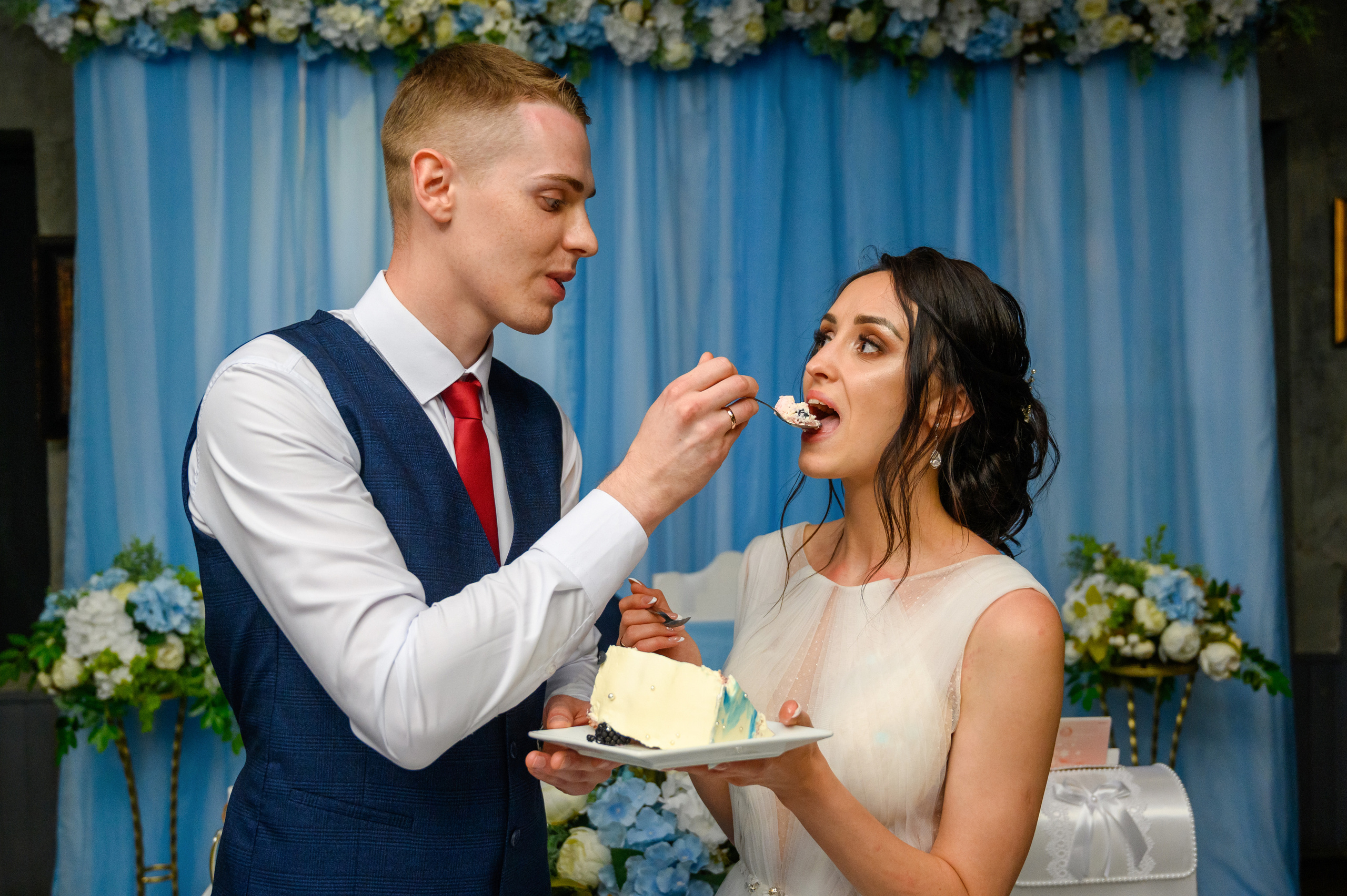 Прогулка в поле, свадьба в поле, прогулка лошади. Семейный и контент фотограф в Москве Alira