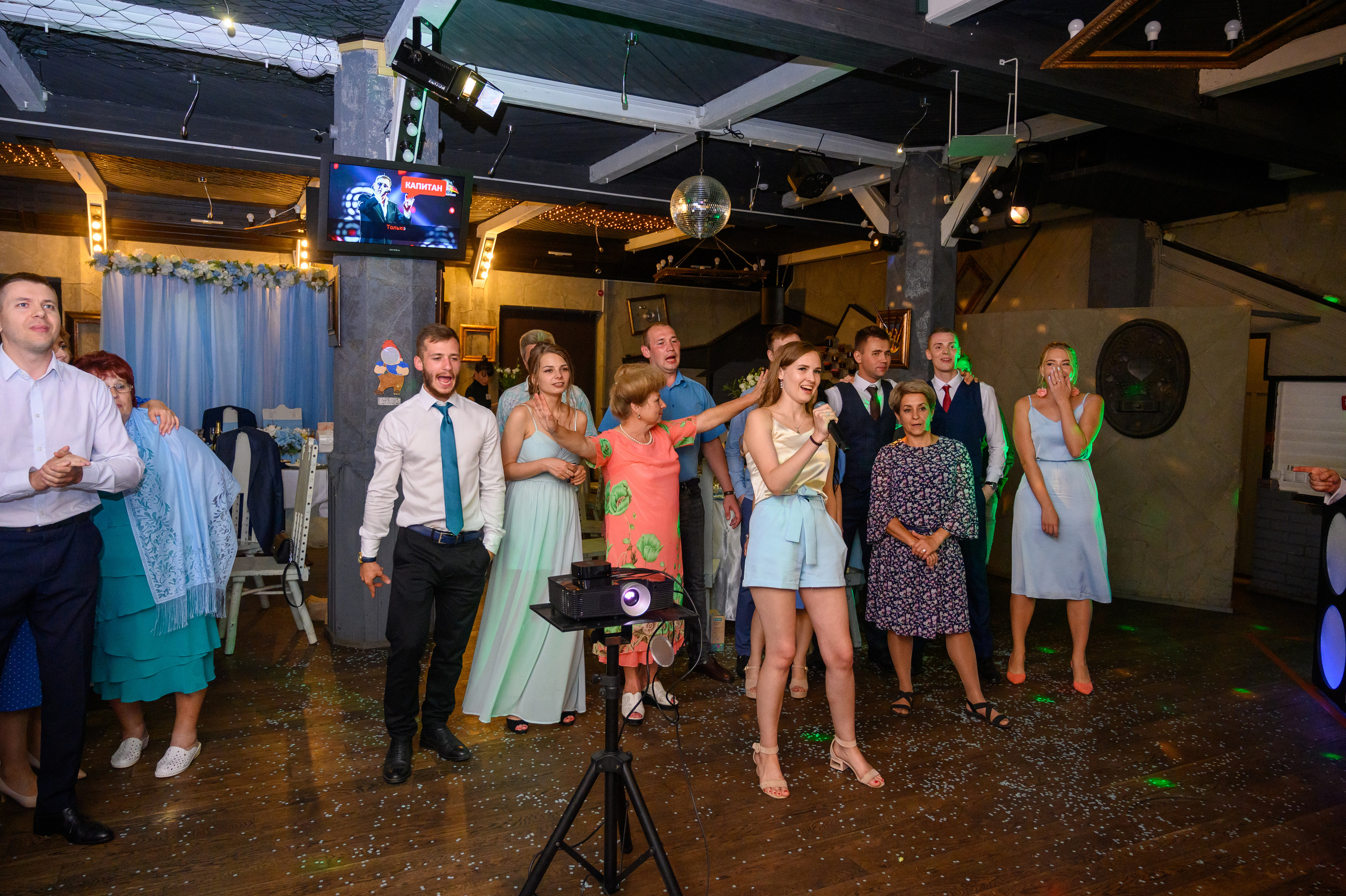 Прогулка в поле, свадьба в поле, прогулка лошади. Семейный и контент фотограф в Москве Alira