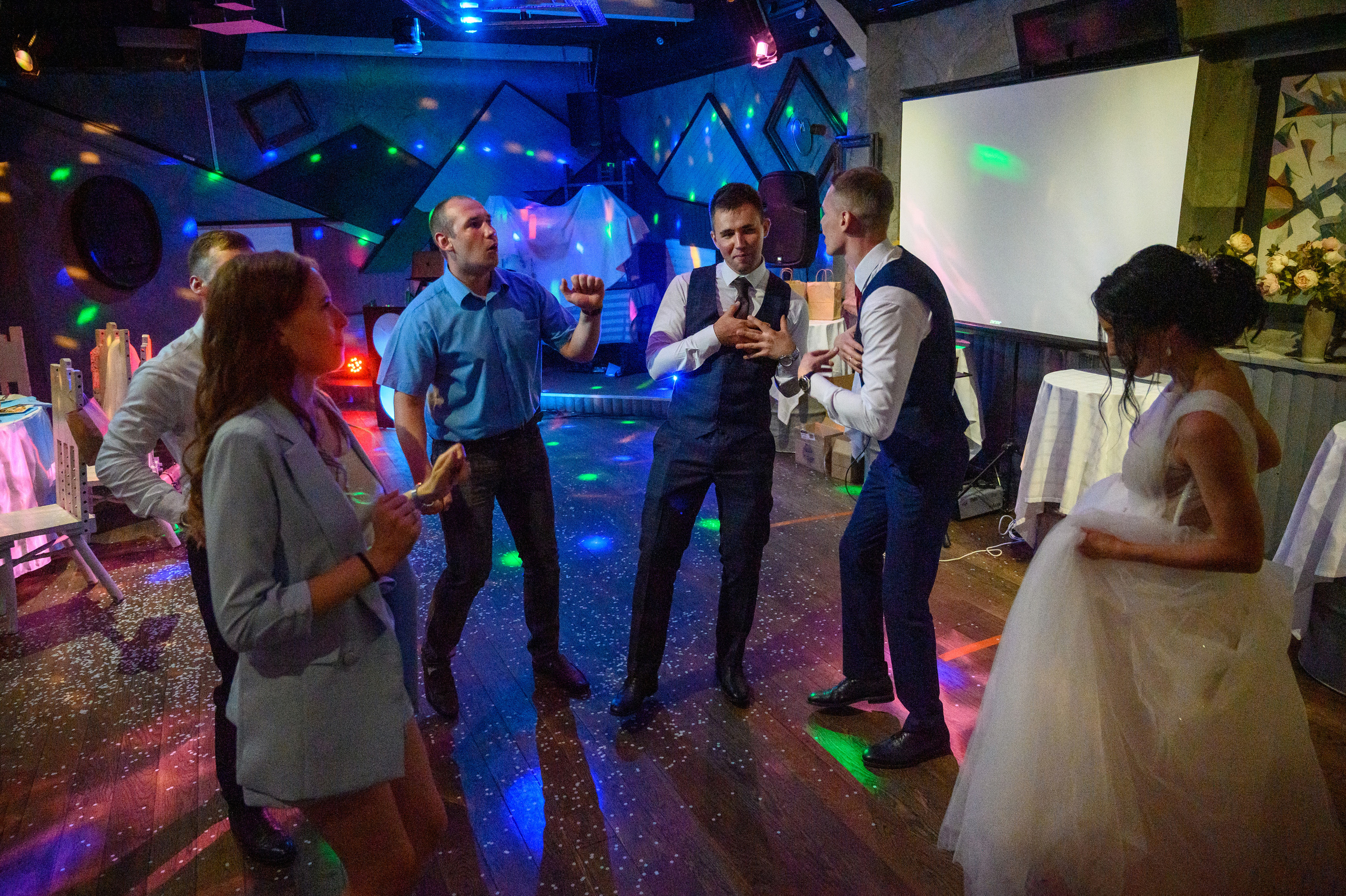 Прогулка в поле, свадьба в поле, прогулка лошади. Семейный и контент фотограф в Москве Alira