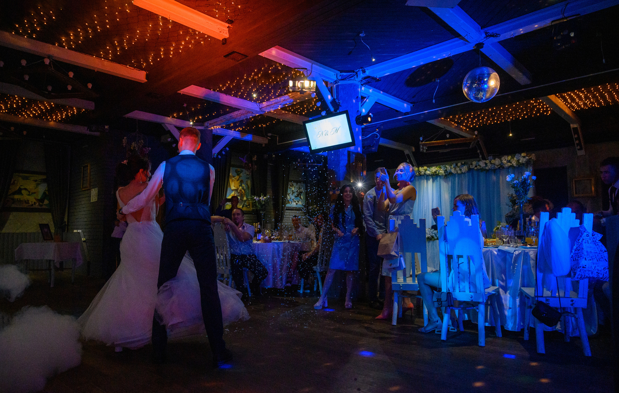 Прогулка в поле, свадьба в поле, прогулка лошади. Семейный и контент фотограф в Москве Alira