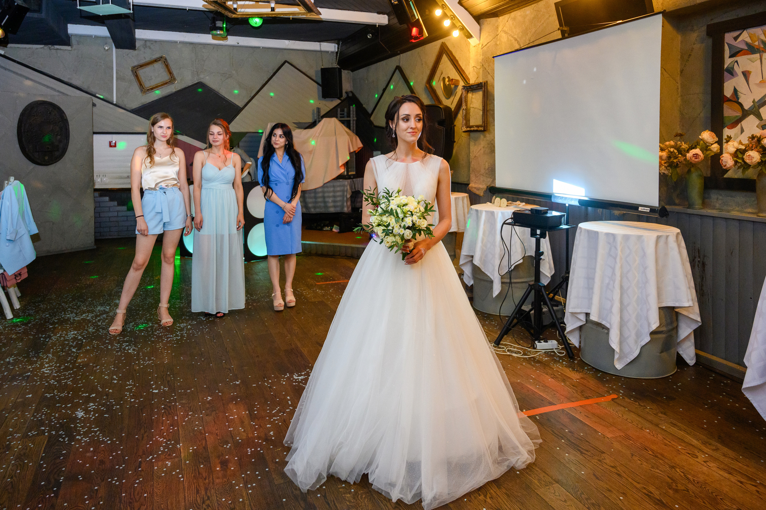 Прогулка в поле, свадьба в поле, прогулка лошади. Семейный и контент фотограф в Москве Alira