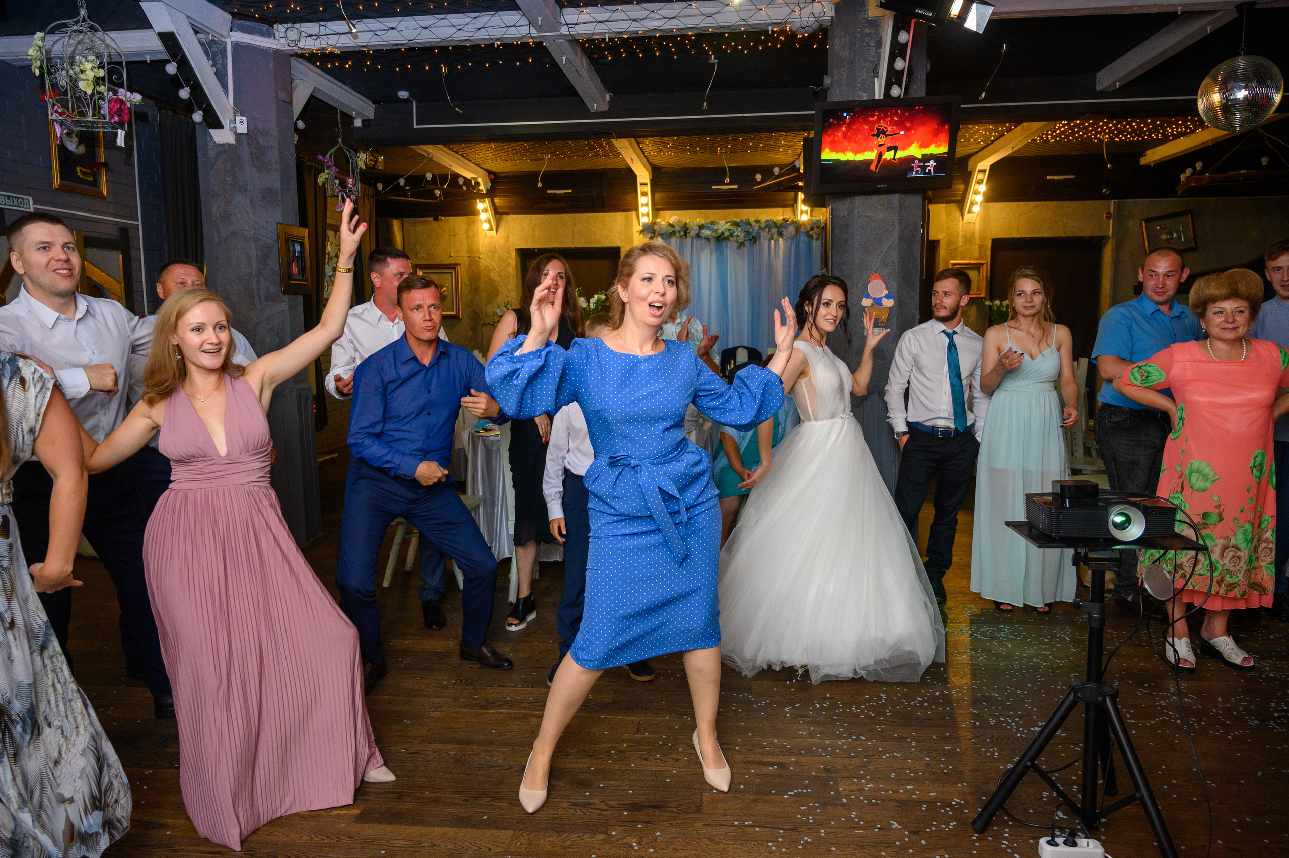 Прогулка в поле, свадьба в поле, прогулка лошади. Семейный и контент фотограф в Москве Alira