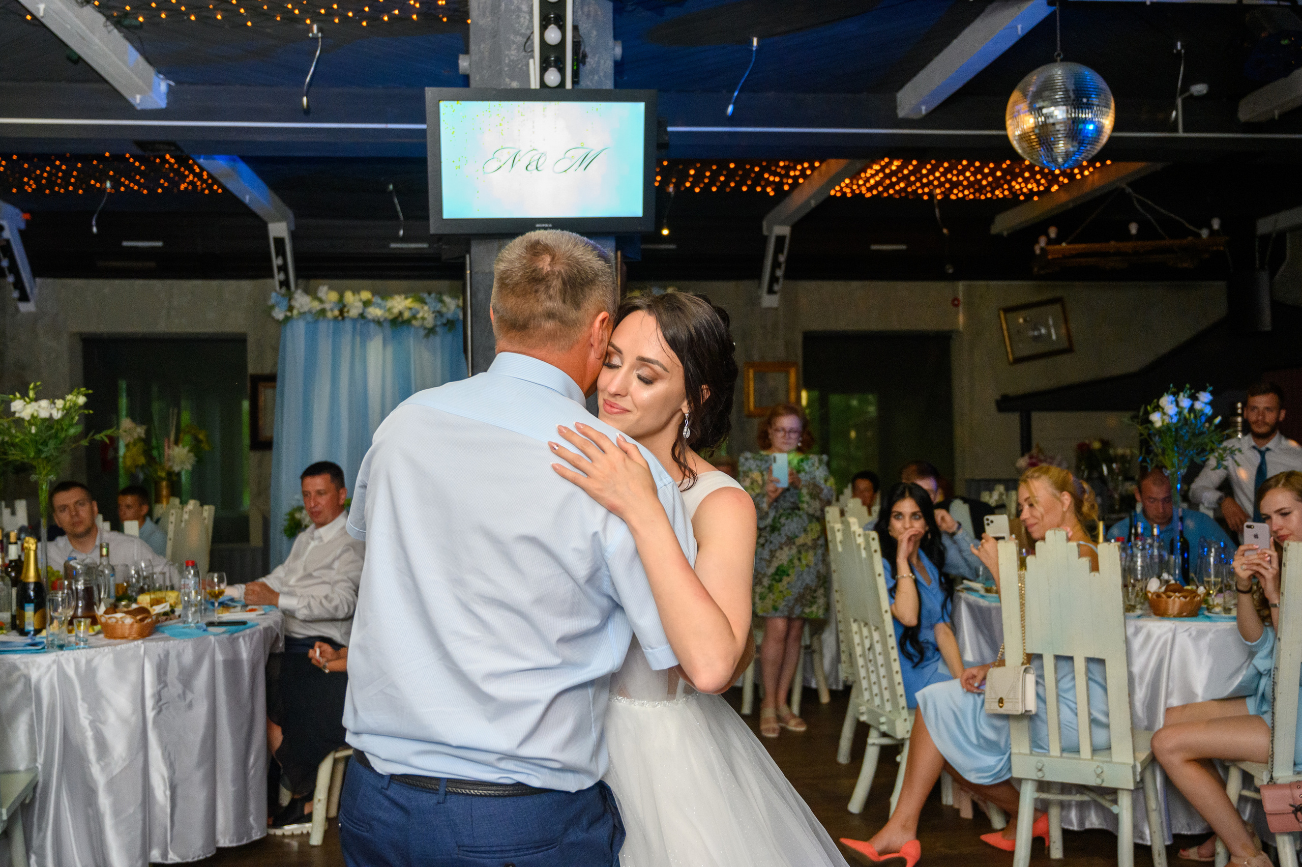Прогулка в поле, свадьба в поле, прогулка лошади. Семейный и контент фотограф в Москве Alira