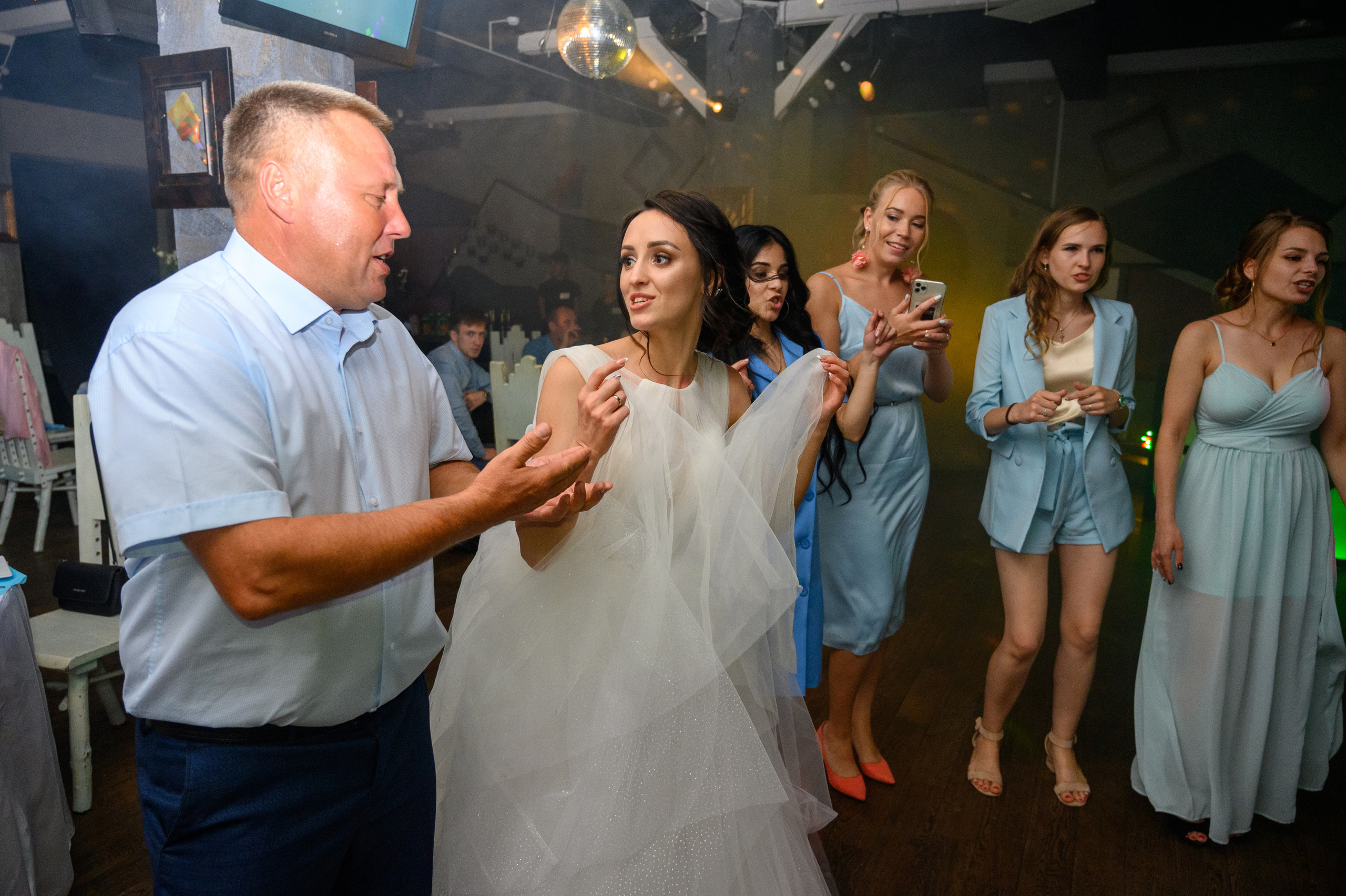 Прогулка в поле, свадьба в поле, прогулка лошади. Семейный и контент фотограф в Москве Alira