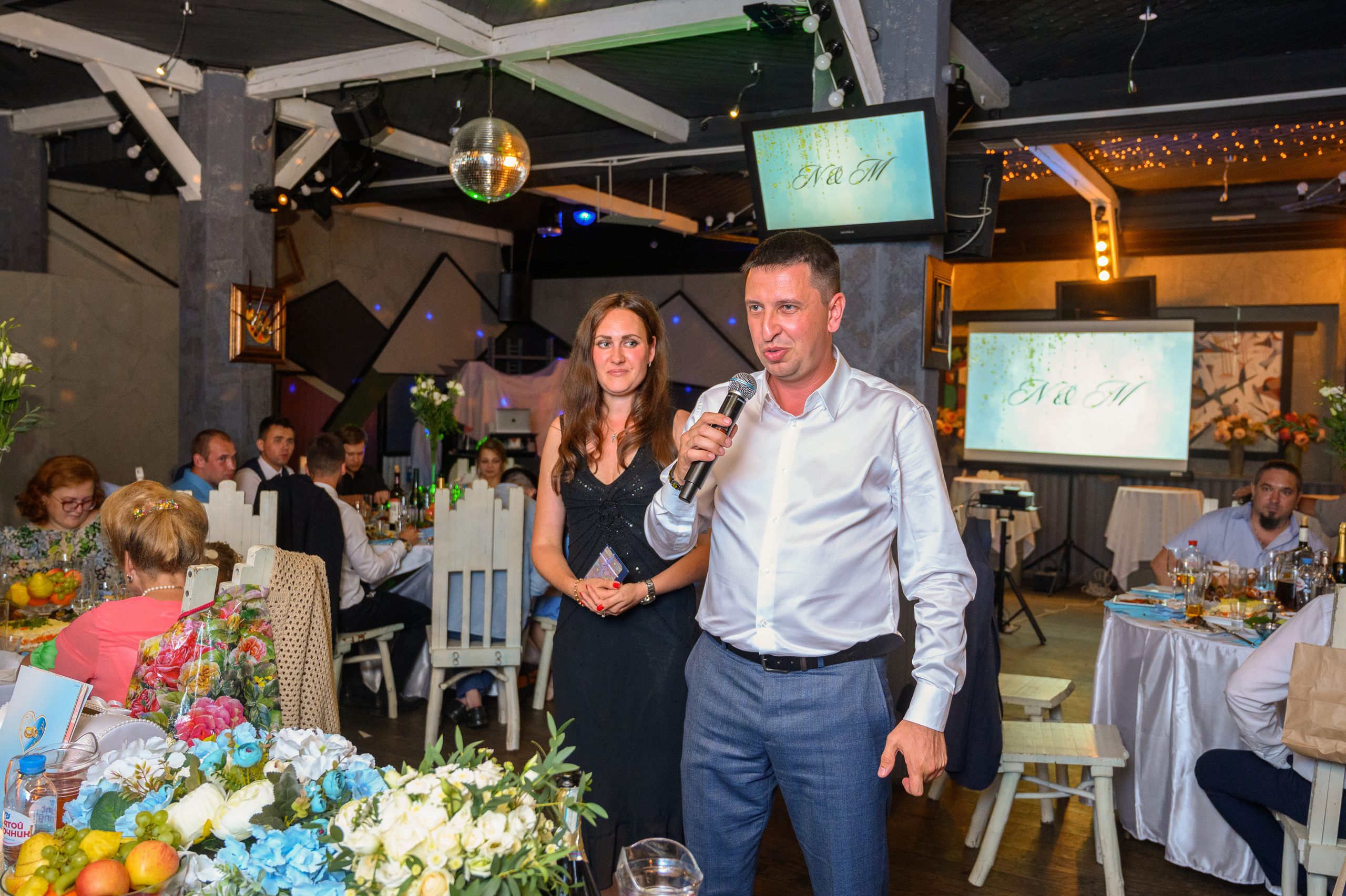 Прогулка в поле, свадьба в поле, прогулка лошади. Семейный и контент фотограф в Москве Alira