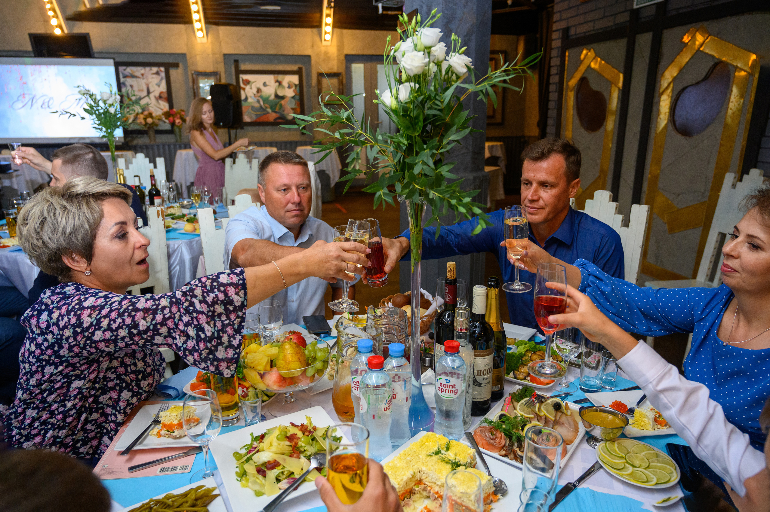 Прогулка в поле, свадьба в поле, прогулка лошади. Семейный и контент фотограф в Москве Alira