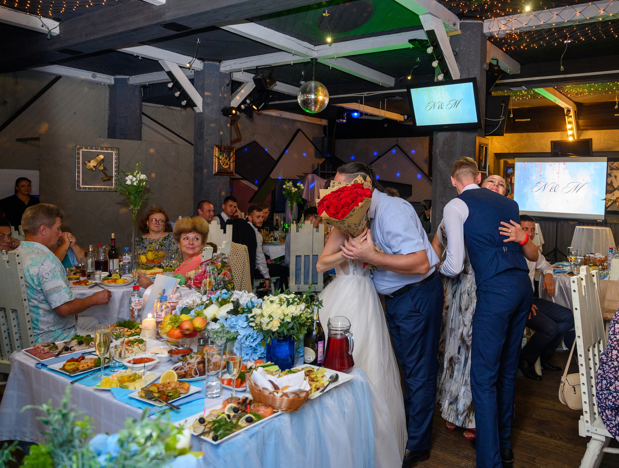 Прогулка в поле, свадьба в поле, прогулка лошади. Семейный и контент фотограф в Москве Alira