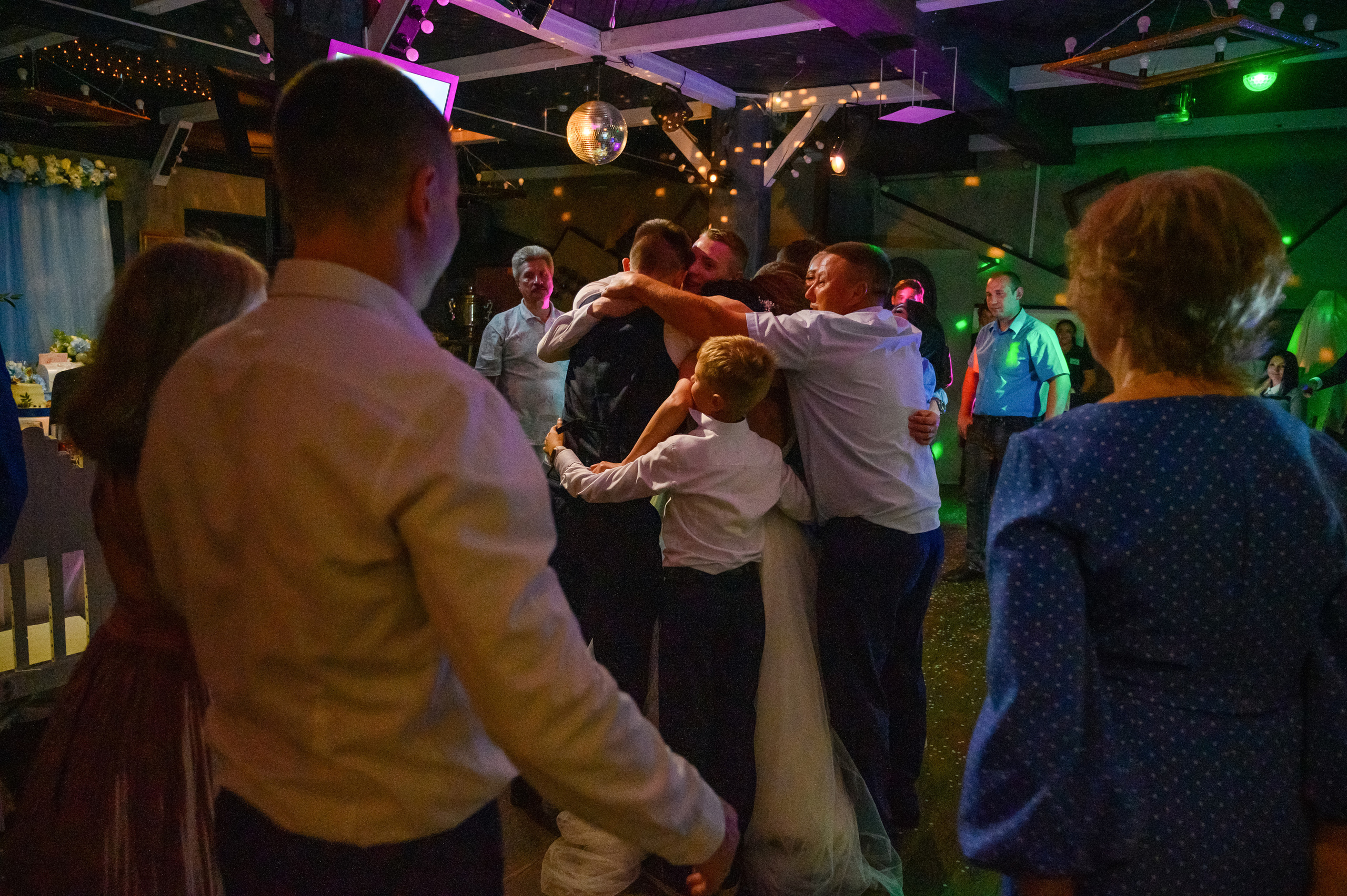 Прогулка в поле, свадьба в поле, прогулка лошади. Семейный и контент фотограф в Москве Alira