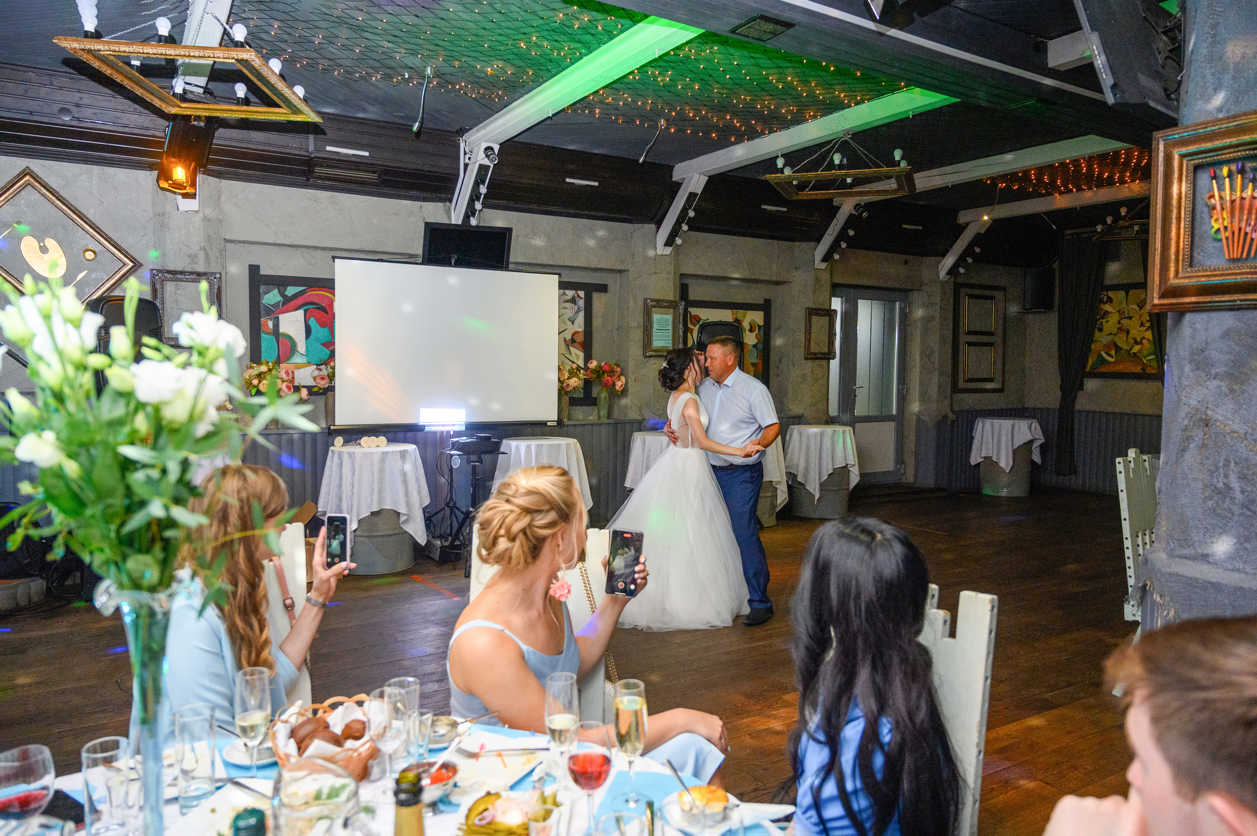 Прогулка в поле, свадьба в поле, прогулка лошади. Семейный и контент фотограф в Москве Alira