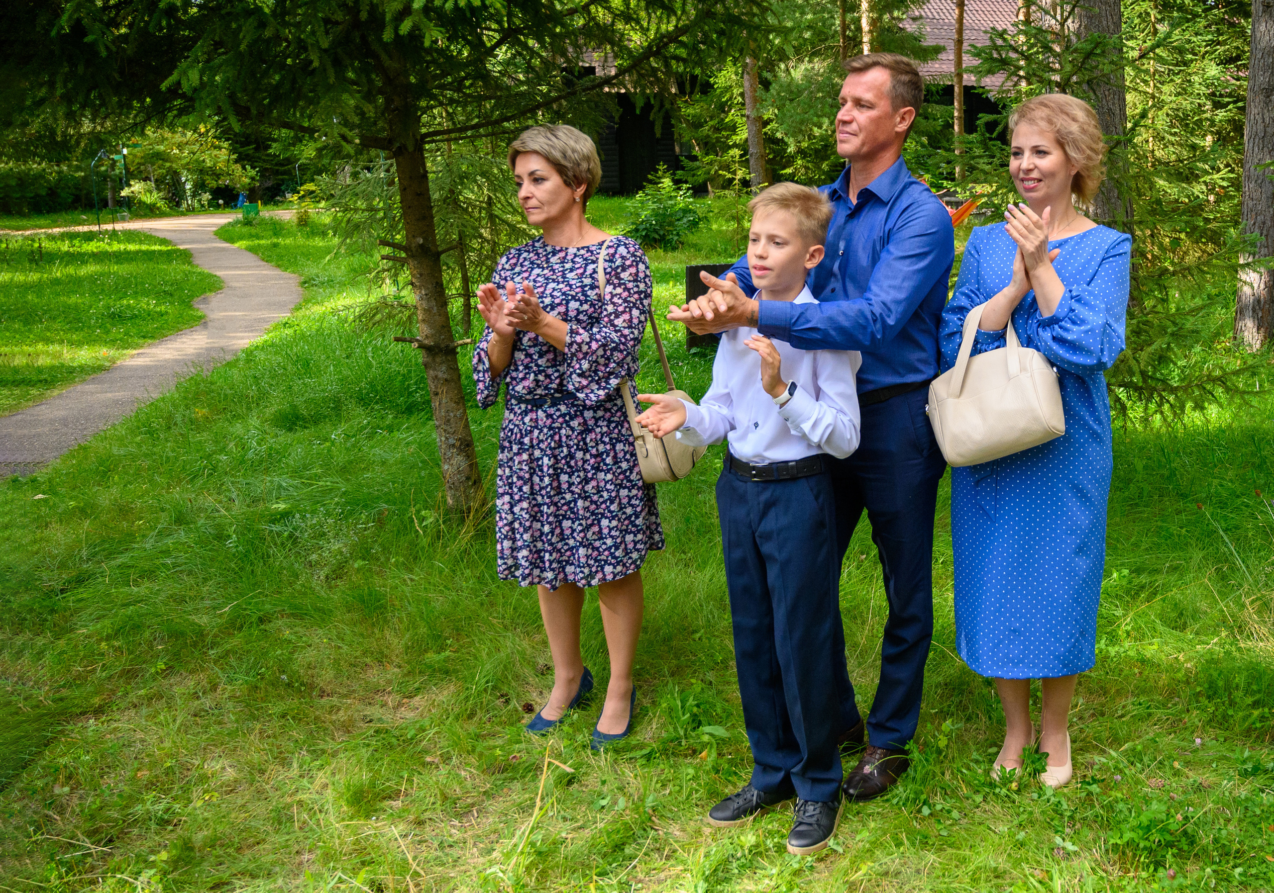 Прогулка в поле, свадьба в поле, прогулка лошади. Семейный и контент фотограф в Москве Alira
