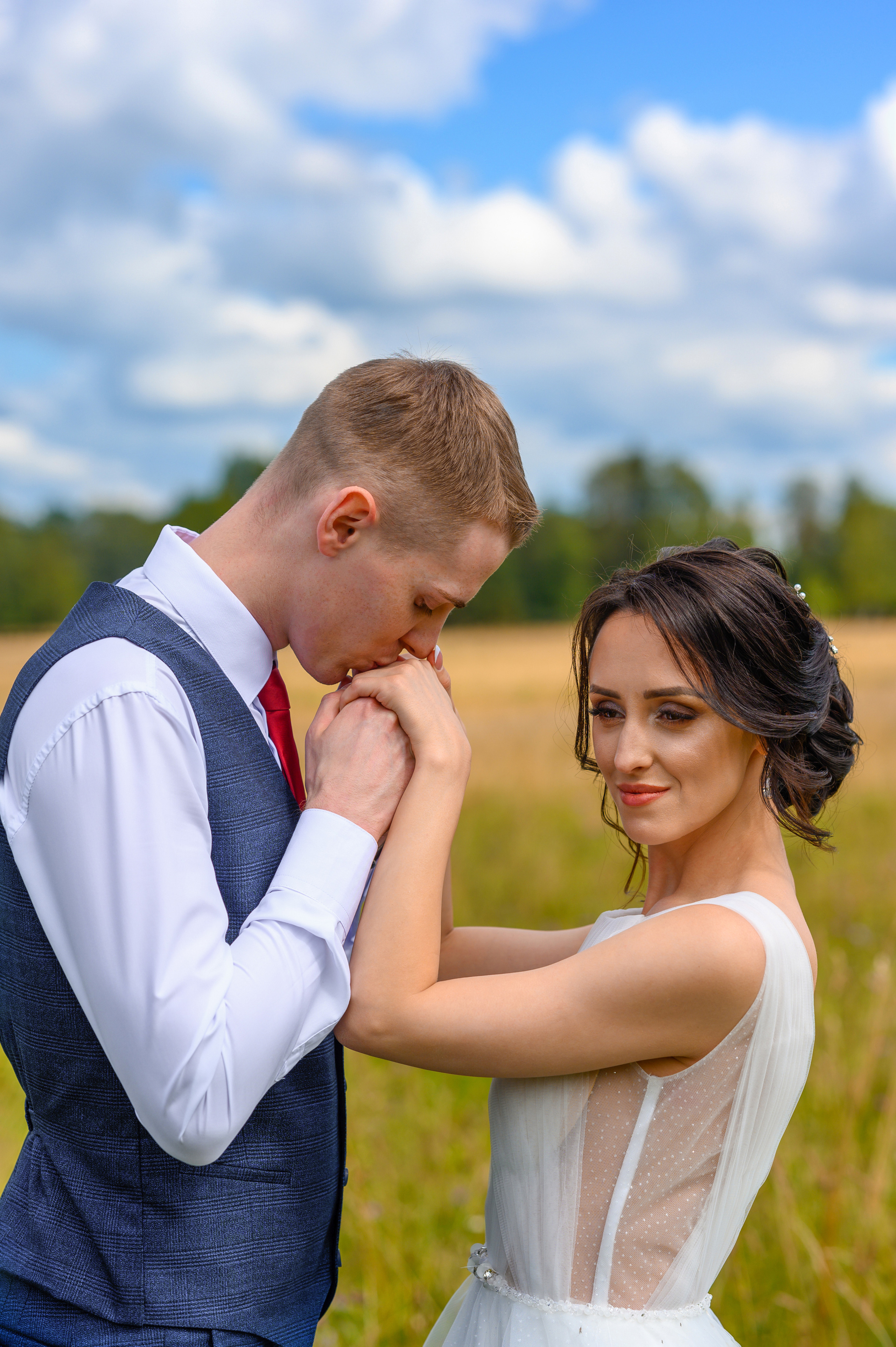 Прогулка в поле, свадьба в поле, прогулка лошади. Семейный и контент фотограф в Москве Alira
