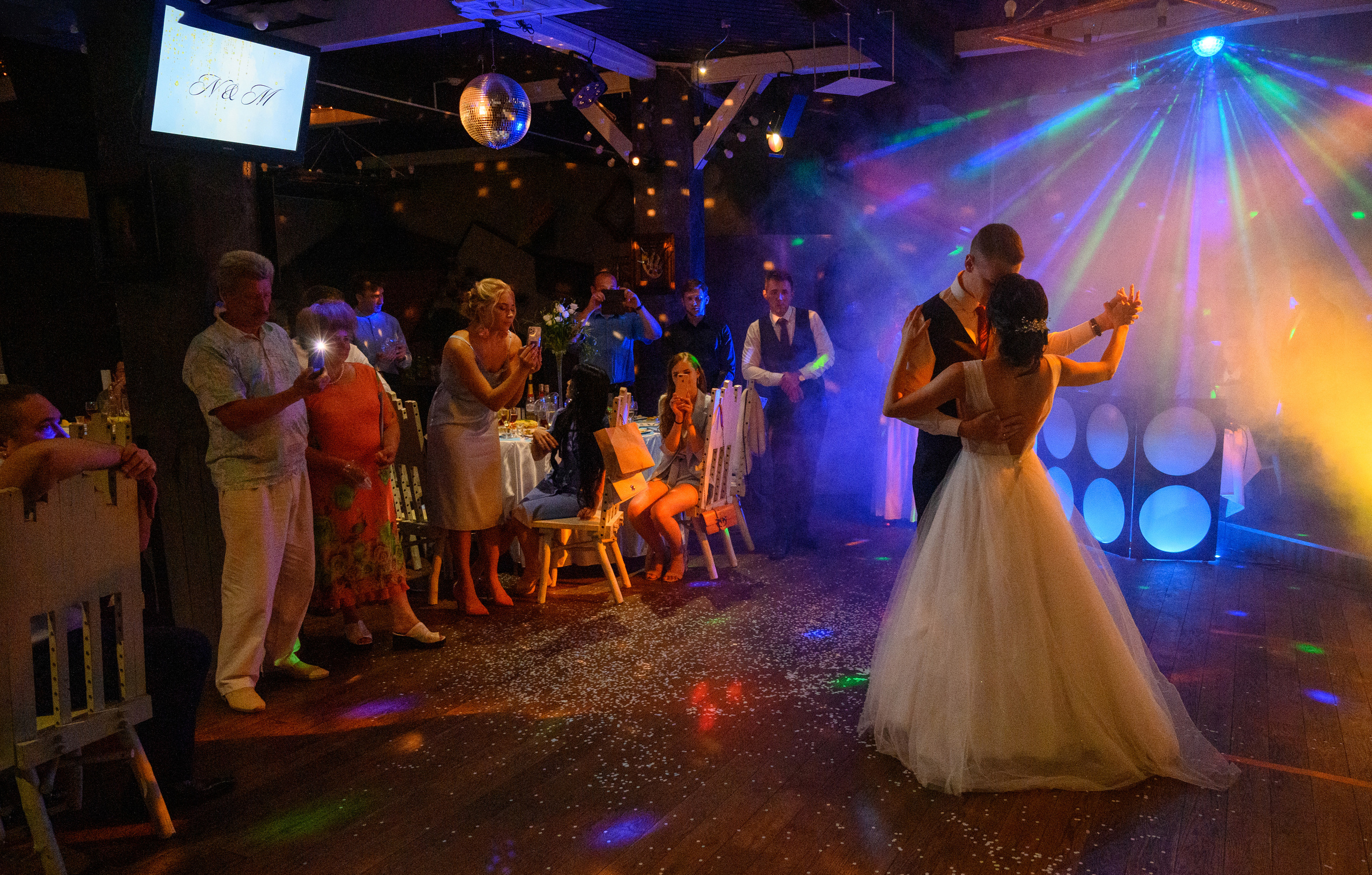 Прогулка в поле, свадьба в поле, прогулка лошади. Семейный и контент фотограф в Москве Alira