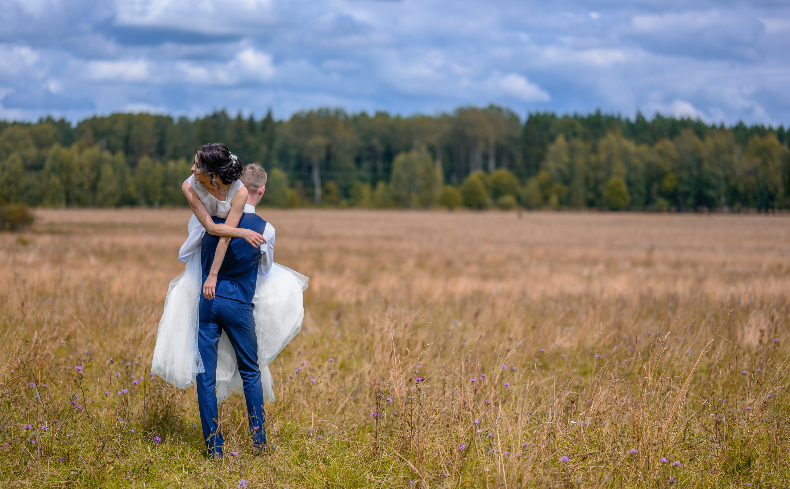 Прогулка в поле, свадьба в поле, прогулка лошади. Семейный и контент фотограф в Москве Alira