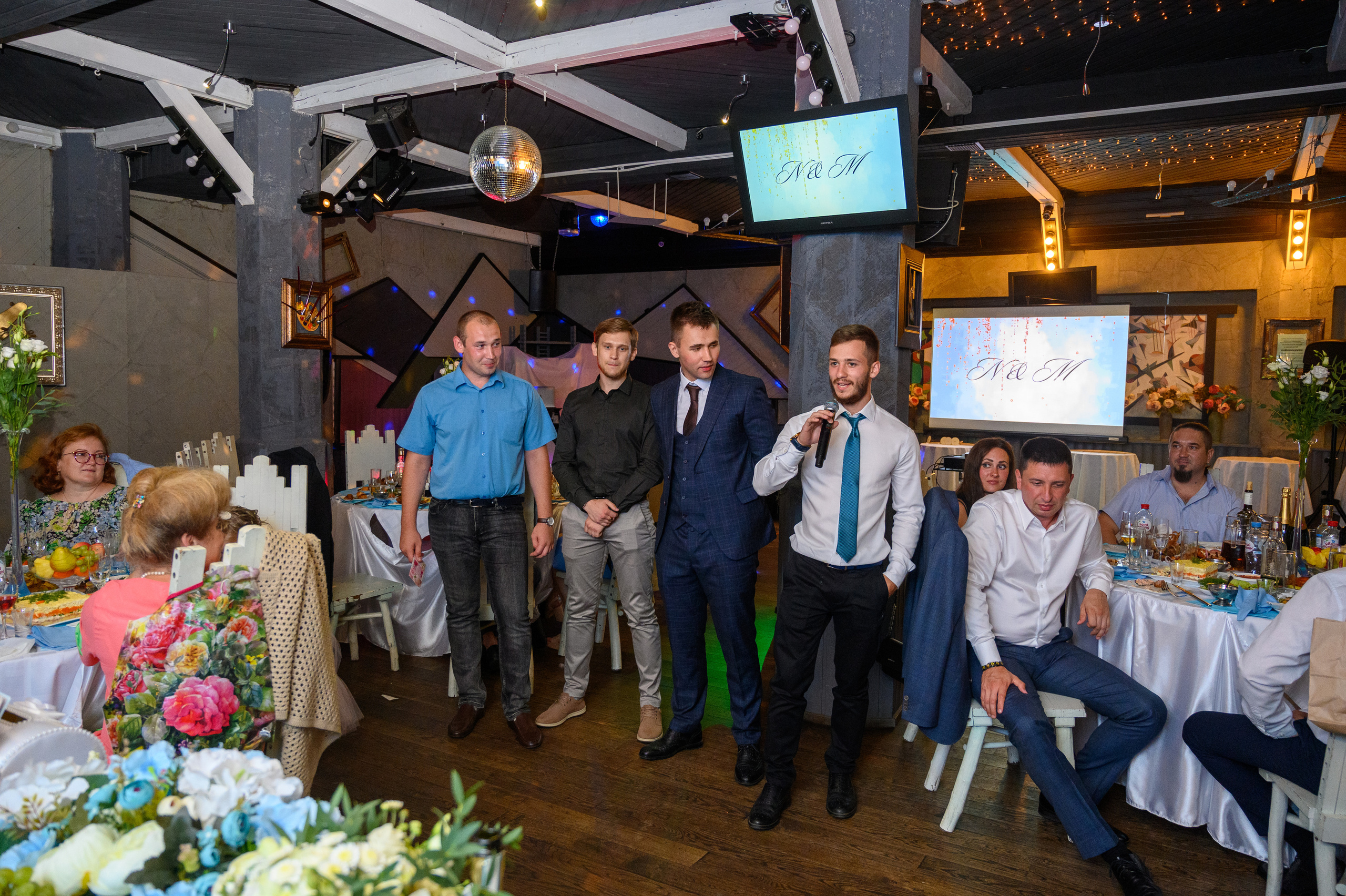 Прогулка в поле, свадьба в поле, прогулка лошади. Семейный и контент фотограф в Москве Alira