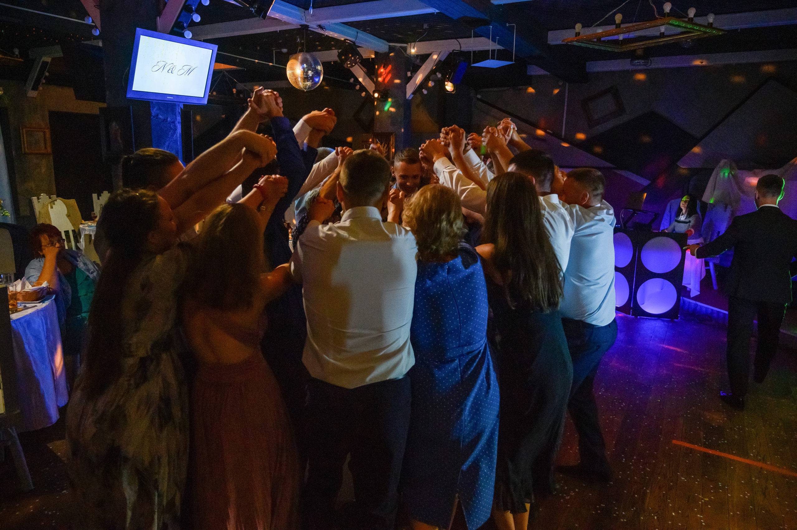 Прогулка в поле, свадьба в поле, прогулка лошади. Семейный и контент фотограф в Москве Alira