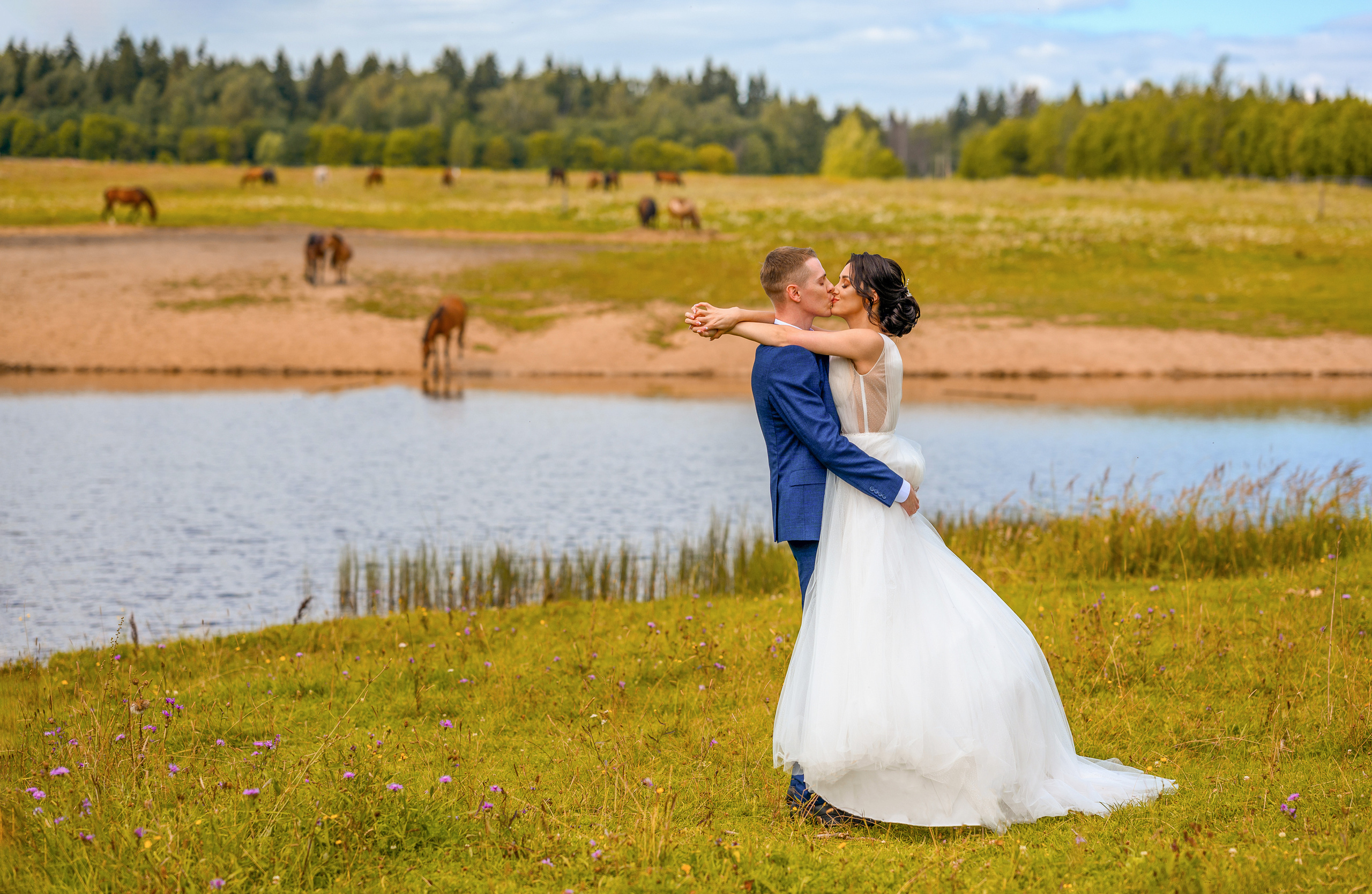 Прогулка в поле, свадьба в поле, прогулка лошади. Семейный и контент фотограф в Москве Alira