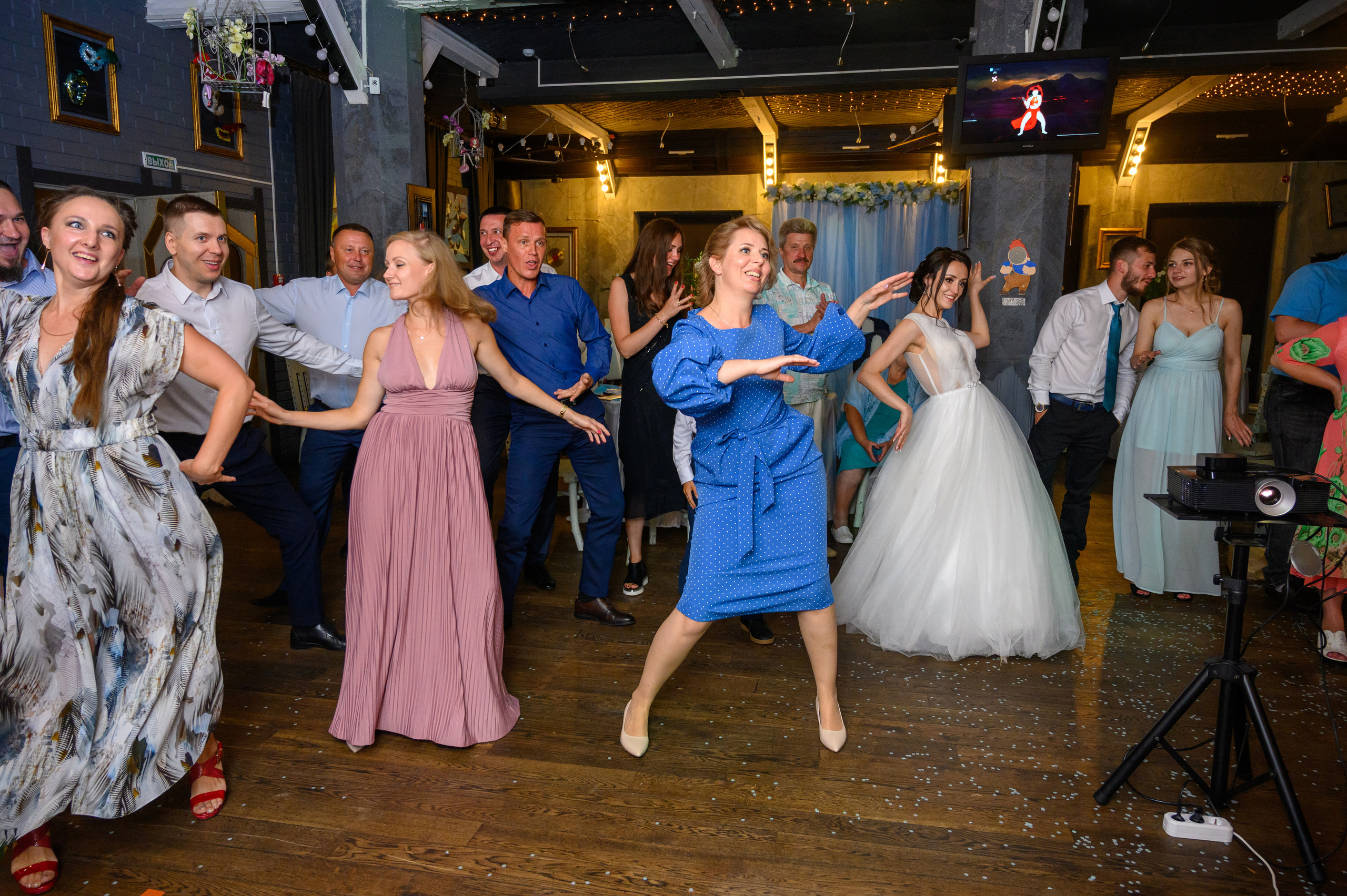 Прогулка в поле, свадьба в поле, прогулка лошади. Семейный и контент фотограф в Москве Alira