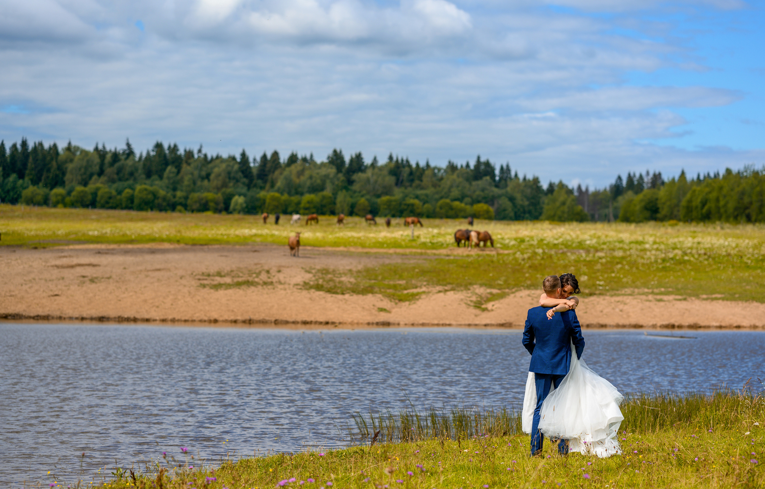 Прогулка в поле, свадьба в поле, прогулка лошади. Семейный и контент фотограф в Москве Alira
