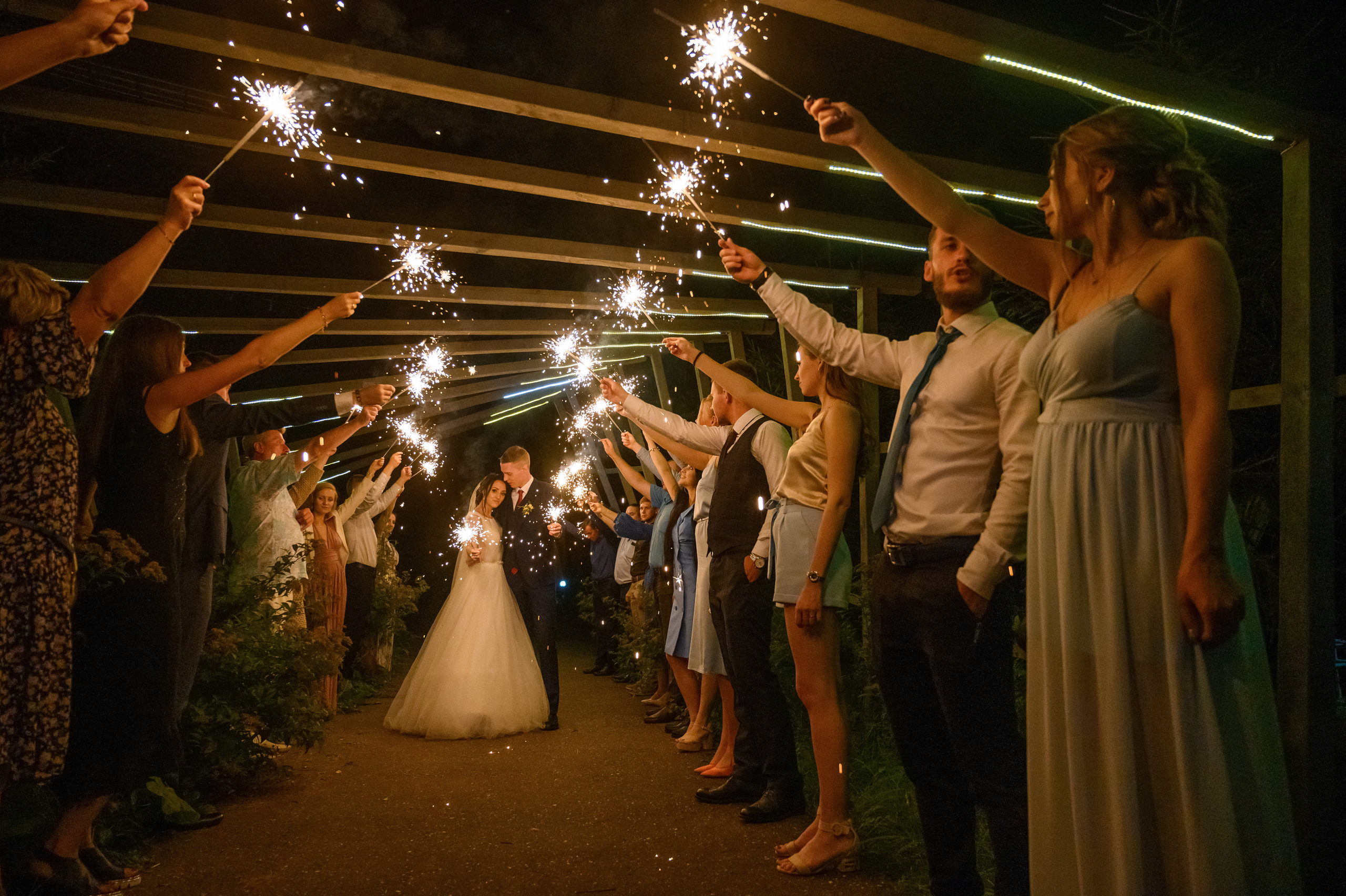 Прогулка в поле, свадьба в поле, прогулка лошади. Семейный и контент фотограф в Москве Alira