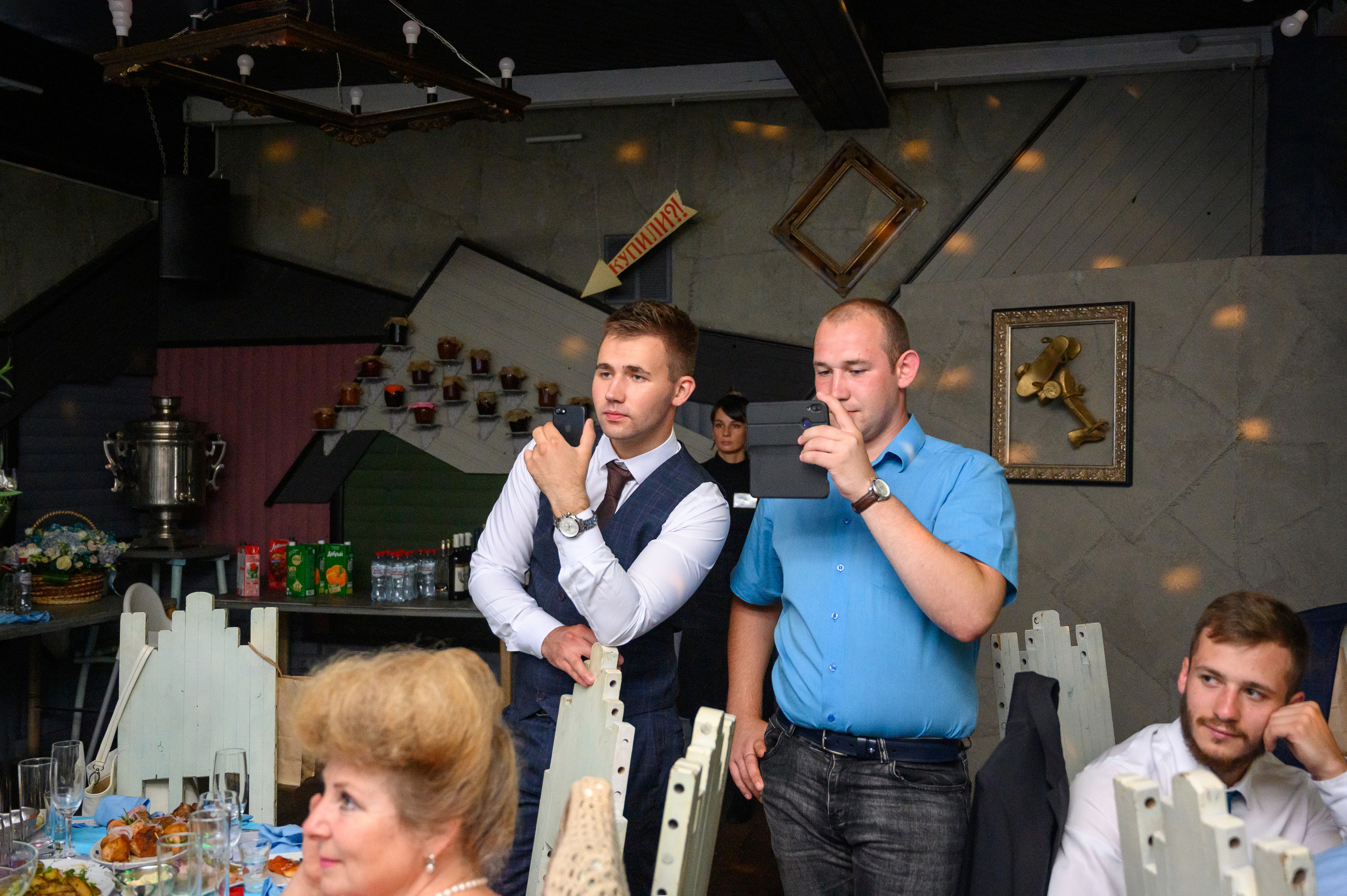 Прогулка в поле, свадьба в поле, прогулка лошади. Семейный и контент фотограф в Москве Alira