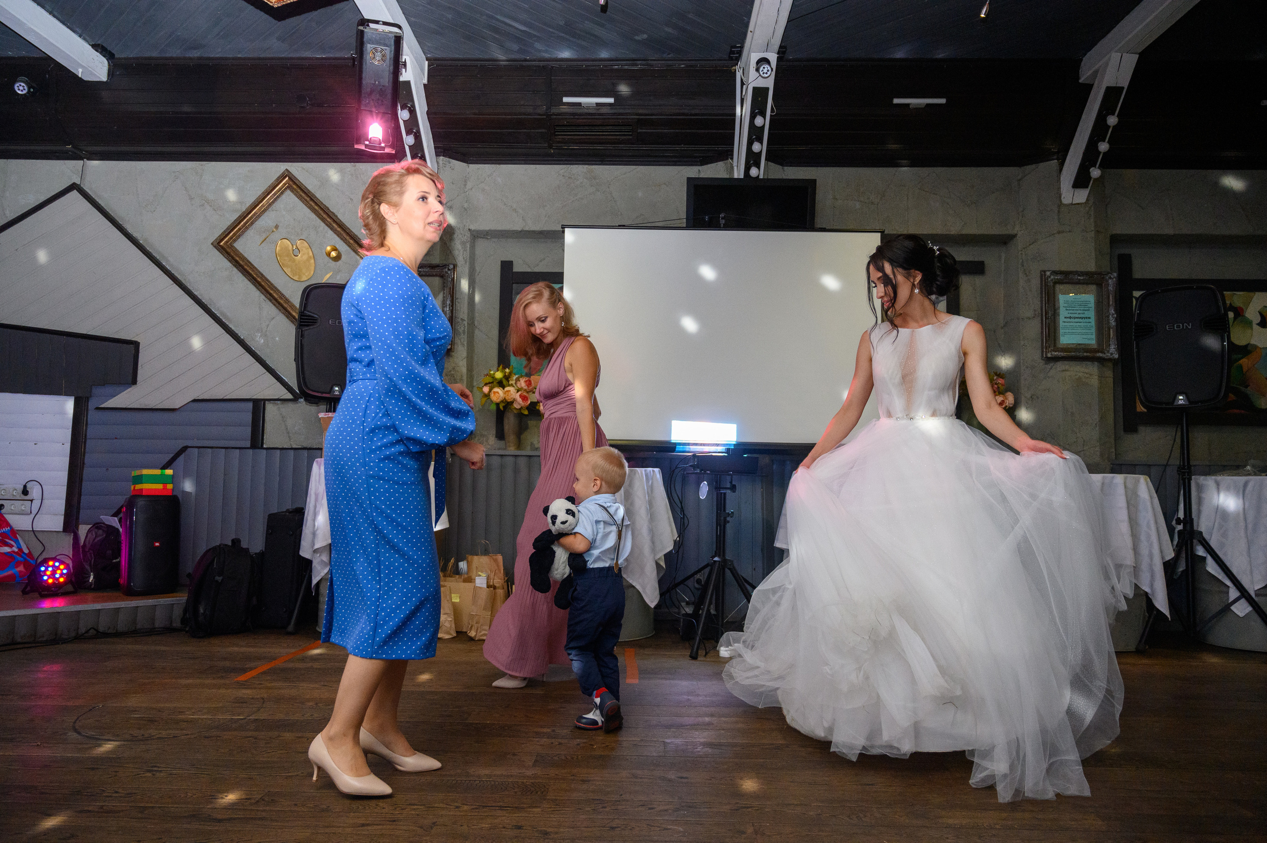 Прогулка в поле, свадьба в поле, прогулка лошади. Семейный и контент фотограф в Москве Alira