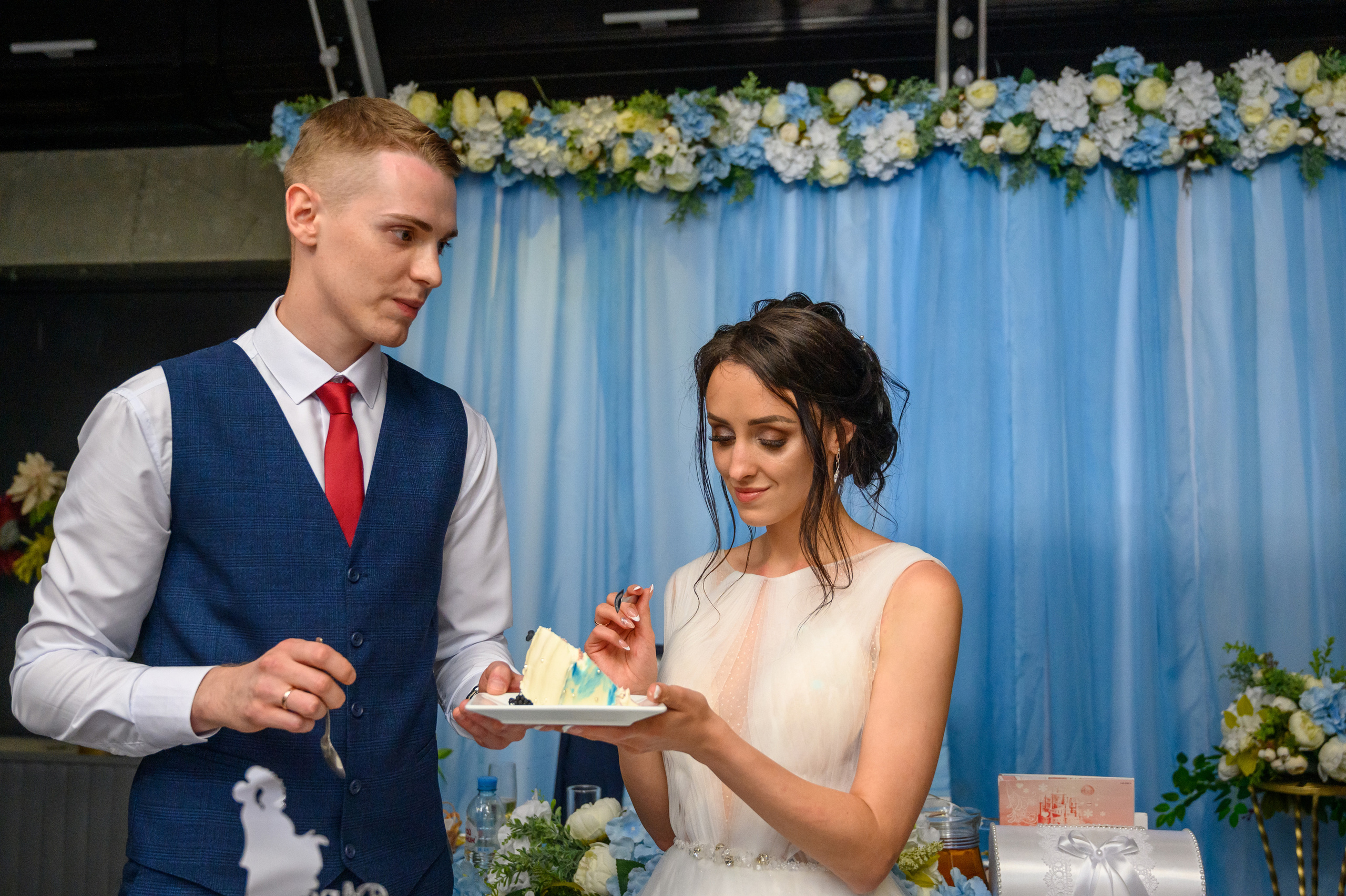 Прогулка в поле, свадьба в поле, прогулка лошади. Семейный и контент фотограф в Москве Alira